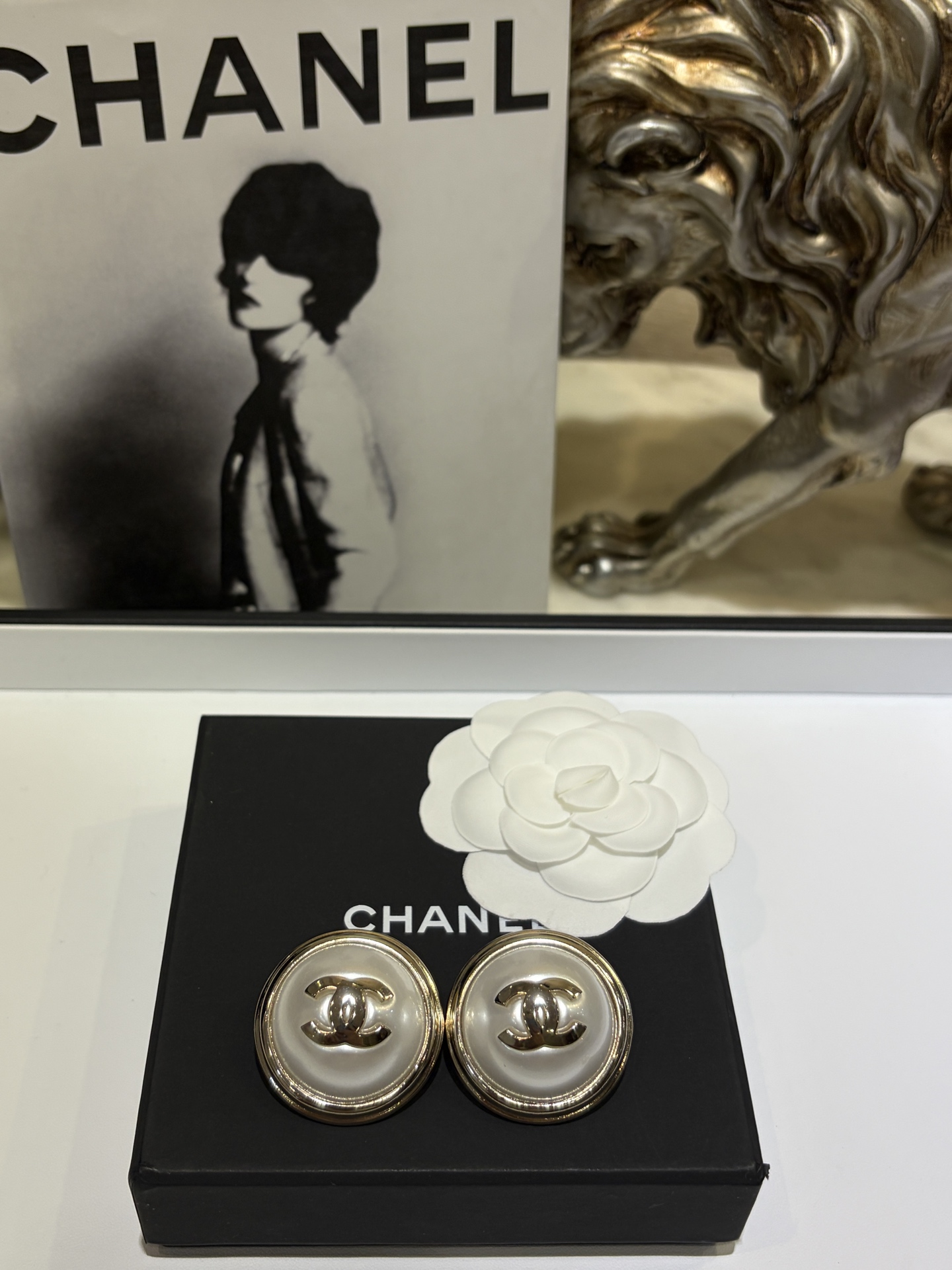 NO:688821,88260 Today's new product, oversized earrings * 25K new gold double C pearl earrings, large version, retro classic pearl buttons + oversized exaggerated size. It's so photogenic. It catches the eye at first sight. It has the temperament of a wealthy daughter. It's very special and cool. The same brass material as yb. Customized pearls, earrings, earrings, earrings, Cartier high-end jewelry1986090988260今日新品超大号耳钉 * 25K新款金色双C珍珠耳钉大号版 复古经典款珍珠纽扣+超大号夸张尺寸 拍照太出片啦 一眼抓住目光 非常有富家千金的气质 很特别很酷 yb一样黄铜材质 定制珍珠 耳环耳钉,,earrings,卡迪亚高端饰品,Jewelry