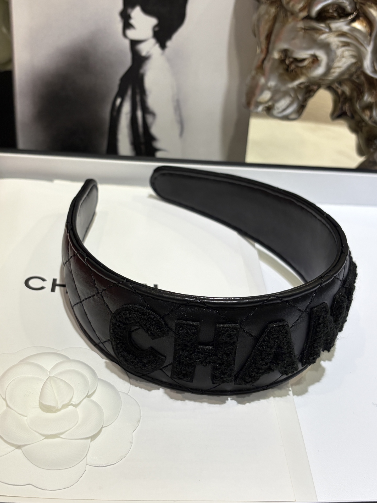 NO:688864,88200 Today's hot new product is shipped. 25K new black diamond pattern headband with flocked letters. Black diamond pattern leather + flocked letters. Low-key and elegant. Wide version design. It is the first choice to increase the top of the head to show the face. It is very high-end for daily wear. Sisters who know the goods come here in seconds, Cardia high-end jewelry.1986090988200 今日新品爆款出货啦 25K新款植绒字母黑色菱格纹发箍 黑色菱格纹皮面+植绒字母 低调又贵气 宽版设计 增高颅顶显脸小首选 日常佩戴非常显高级 懂货姐妹来秒,,卡迪亚高端饰品,Jewelry