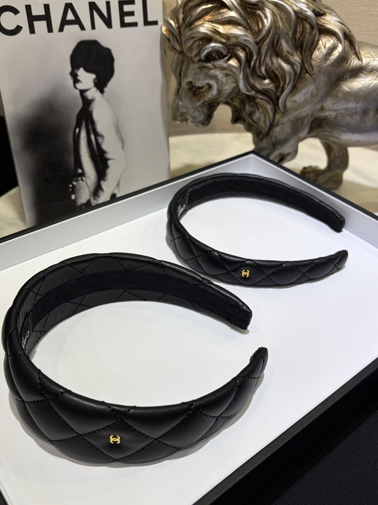 NO:688852,88200, today’s new product, the top version, wide version, 25B new mini double C black diamond pattern sheepskin headband, black diamond pattern leather + cc, very small fragrance, wide version design, increase the top of the head to show the face, very high-end for daily wear, sisters who know the stuff, come in seconds, headband hairpins, sheepskin, Cardia high-end jewelry1986090988200,今日新品顶级版本宽版 25B新款mini双C黑色菱格纹羊皮发箍 黑色菱格纹皮面+cc非常有小香气质 宽版设计 增高颅顶显脸小首选 日常佩戴非常显高级 懂货姐妹来秒 头箍发卡发箍,,sheepskin,卡迪亚高端饰品,Jewelry