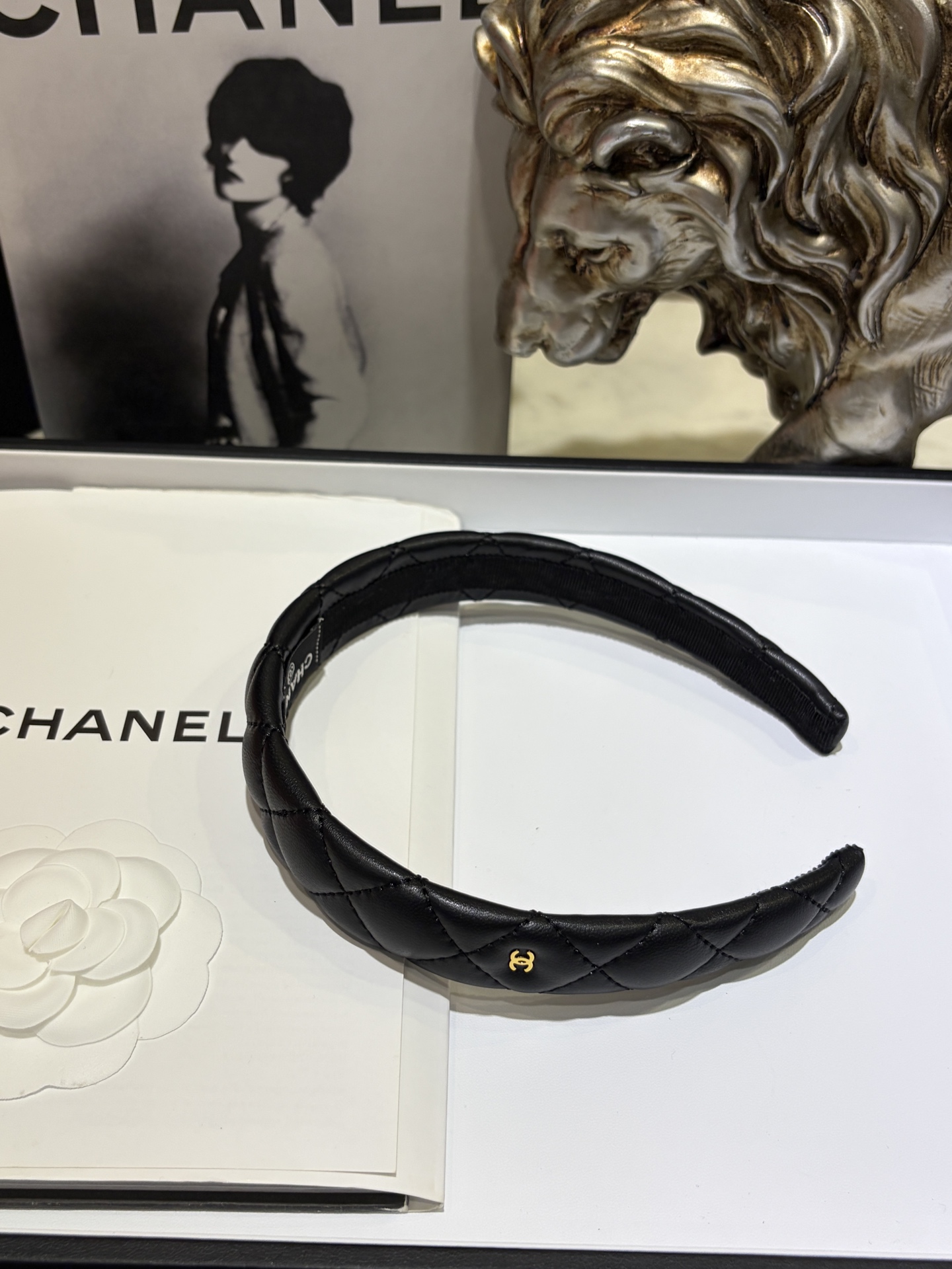 NO:688858,88180, Today's new product, the top version, narrow version, 25B new mini double C black diamond pattern sheepskin headband, black diamond pattern leather + cc, very small fragrance, fine version design, exquisite and noble, full of gold feeling, very high-end for daily wear, sisters who know the stuff, come in seconds, headband hairpins, sheepskin, high-end Cartier jewelry1986090988180,今日新品顶级版本窄版 25B新款mini双C黑色菱格纹羊皮发箍 黑色菱格纹皮面+cc非常有小香气质 细版设计 精致贵气千金感满满 日常佩戴非常显高级 懂货姐妹来秒 头箍发卡发箍,,sheepskin,卡迪亚高端饰品,Jewelry