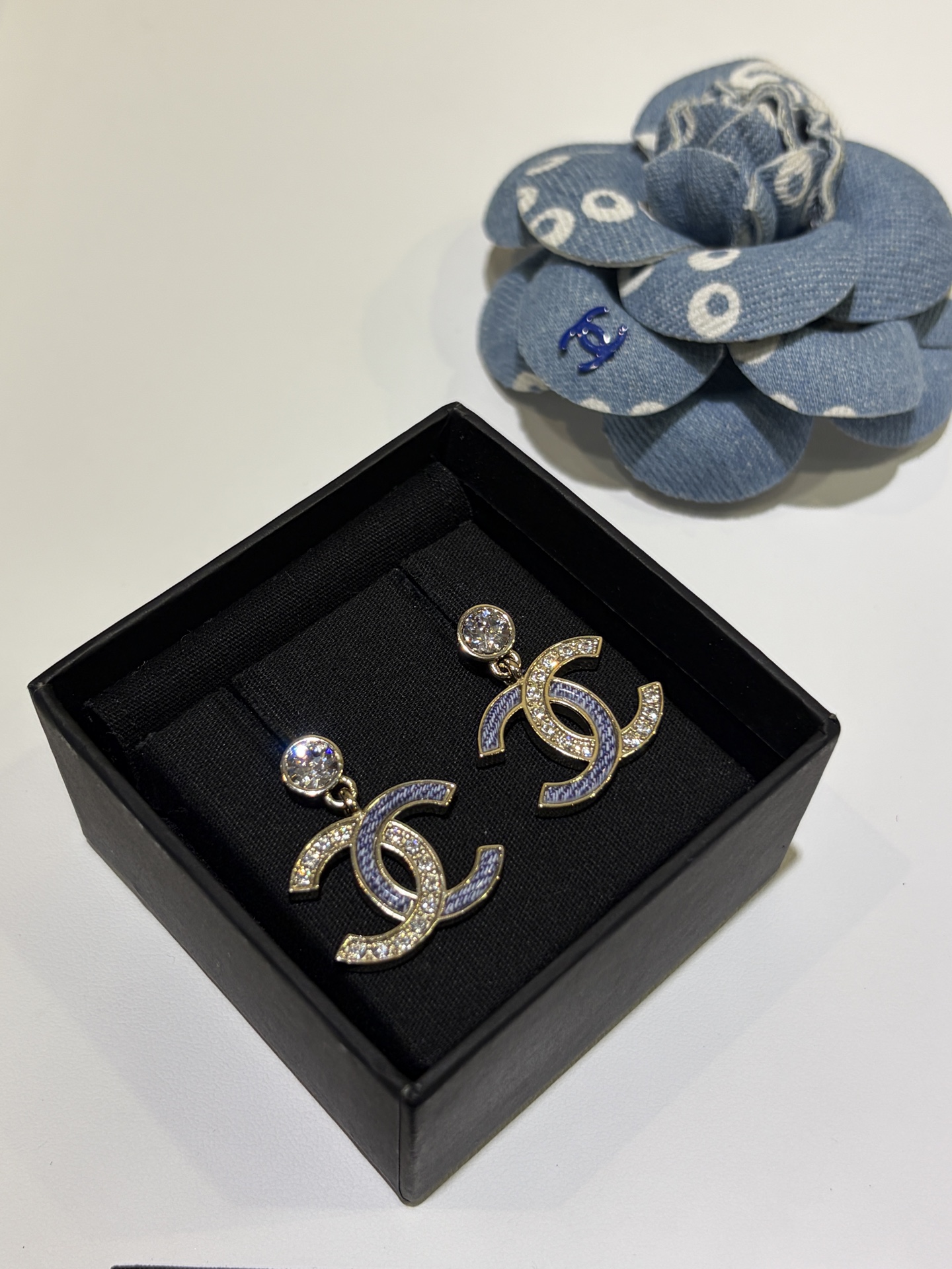 NO:720689,88180, arrived today to buy yb * 26C new denim denim enamel stitching rhinestone double C earrings. Denim denim blue enamel stitching rhinestones design classic cc. The whole tone design is high-end and cool. The daily wear rate is very high. Denim blue is very fashionable and reduces age. yb same brass material. Enamel craftsmanship. Swarovski crystal. Top version. Light gold earrings, earrings, Cartier high-end jewelry.1986090988180,今日到货购入yb * 26C新款丹宁牛仔珐琅拼接水钻双C耳钉 丹宁牛仔蓝色珐琅拼钻设计经典cc 整个色调设计高级又酷酷的 日常佩戴率超高 牛仔蓝很时髦减龄 yb一样黄铜材质 珐琅工艺 施华洛水晶 顶级版本 浅金色耳环,,earrings,卡迪亚高端饰品,Jewelry