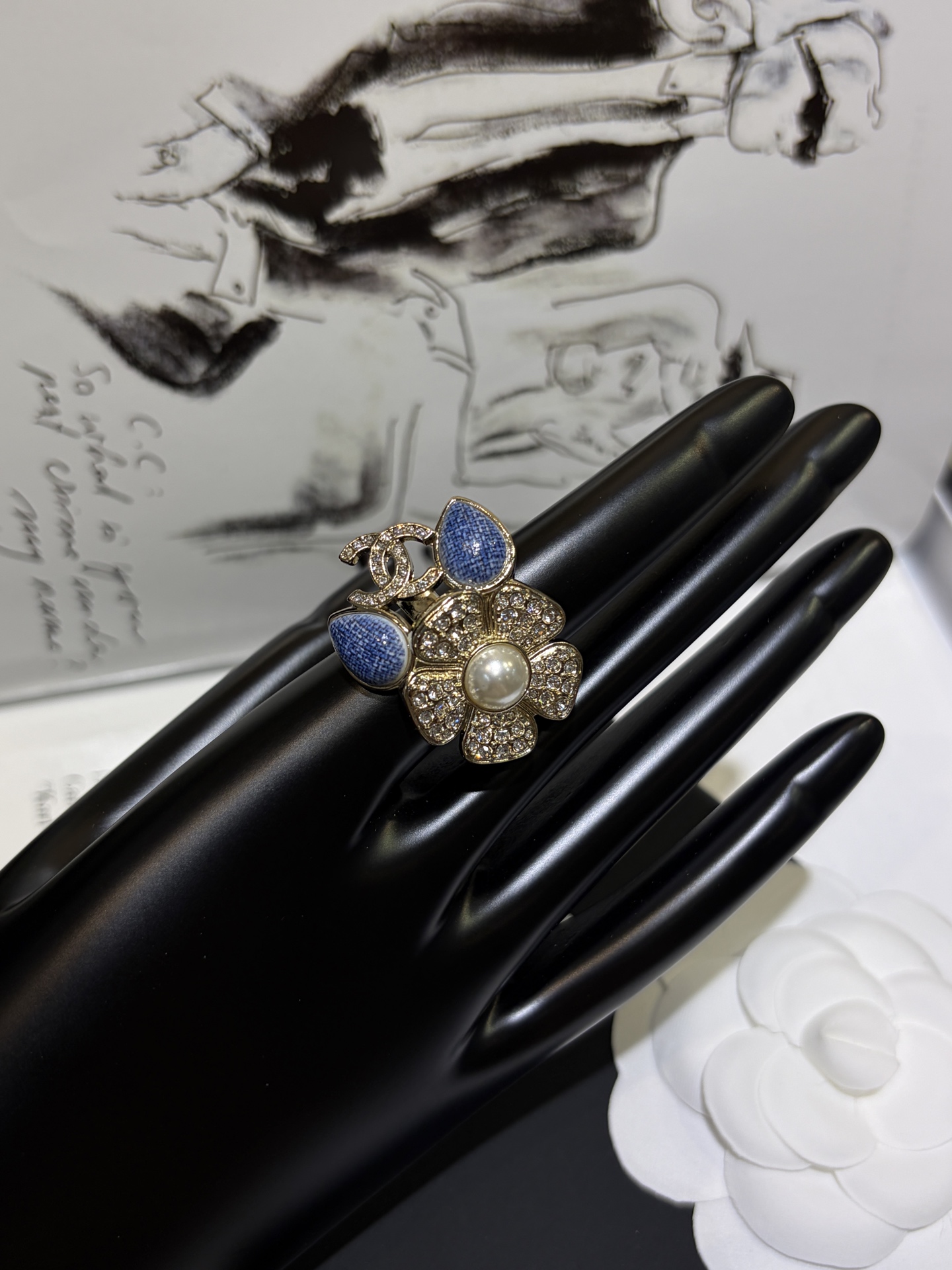 NO:677850,88180, today’s new heavy industry ring * 26C new gold double C denim denim flower enamel ring. The combination of denim denim enamel flowers x full diamond flowers. The whole color design is too high-end and a bit cool. It is really super beautiful to wear. The most worth buying item this season. The size is 6-7-8, corresponding to S-M-L. The same brass material as yb. Customized crystal, enamel craftsmanship, ring, Cartier high-end jewelry.1986090988180,今日新品重工戒指 * 26C新款金色双C丹宁牛仔花朵珐琅戒指 丹宁牛仔珐琅花朵x满钻花朵的搭配 整个色调设计太高级了有点酷酷的 佩戴上手真的超级美 本季最值得买单品 尺码size美码6-7-8,对应S-M-L yb一样黄铜材质 定制水晶 珐琅工艺,,ring,卡迪亚高端饰品,Jewelry