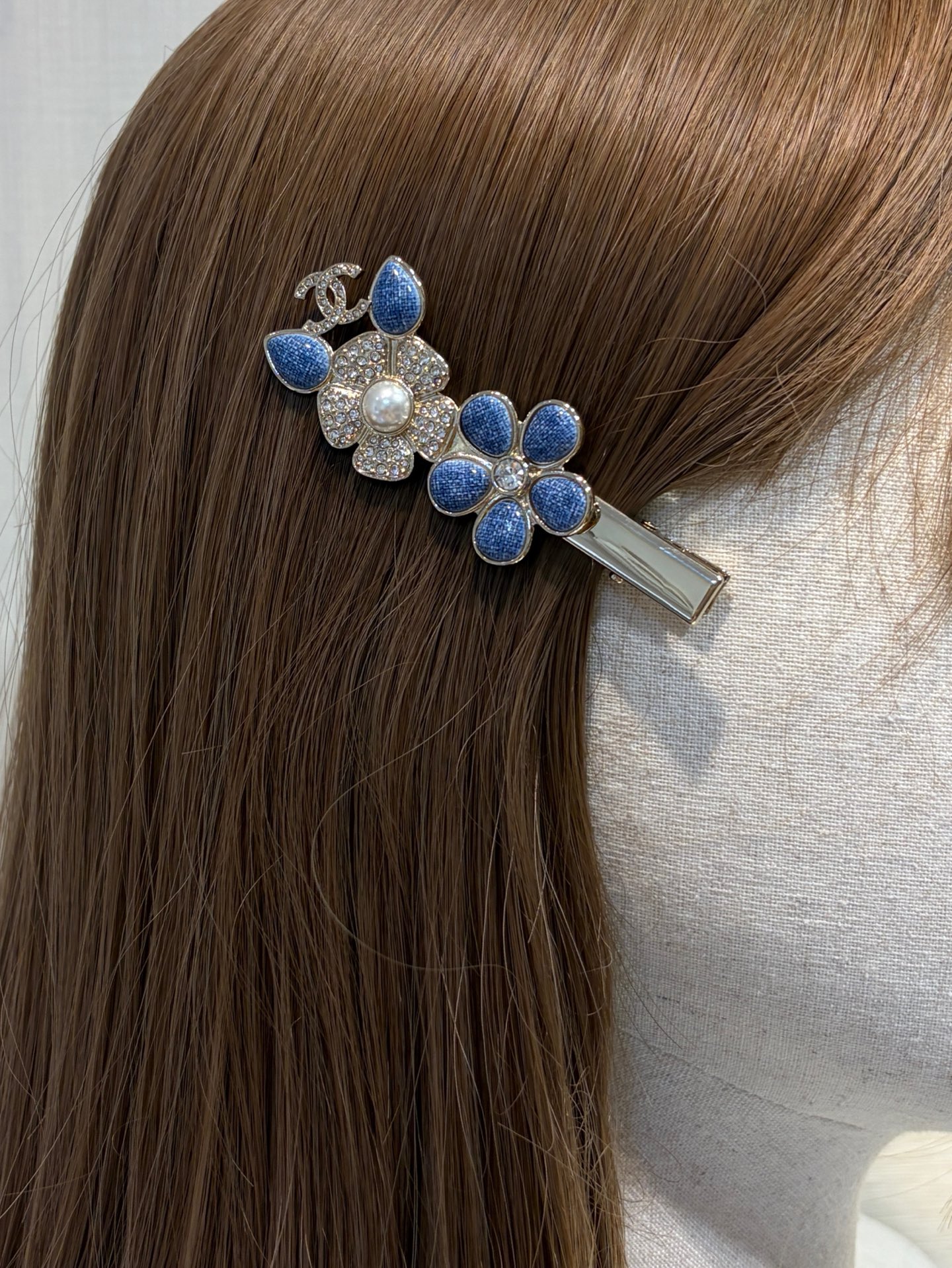 NO:677848,88200, today’s new heavy industry hairpin * 26C new golden double C denim flower enamel hairpin. Denim denim enamel flowers1986090988200,今日新品重工发夹 * 26C新款金色双C丹宁牛仔花朵珐琅发夹 丹宁牛仔珐琅花朵x满钻花朵的搭配 整个色调设计太高级了有点酷酷的 鸭嘴夹日常夹刘海太实用啦 闭眼入 yb一样黄铜材质 定制水晶 珐琅工艺,,hairpins,卡迪亚高端饰品,Jewelry