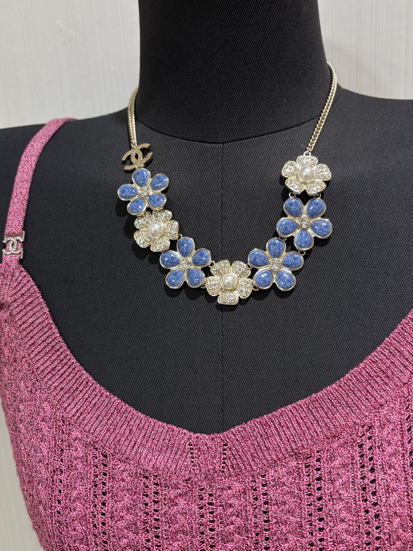 NO:677852,88290, Today’s new heavy industry necklace * 26C new gold double C denim flower enamel necklace. The combination of denim enamel flowers x full diamond flowers. The whole color design is too high-end and a bit cool. Very, very fashionable, heavy industry and the design is too special. The same brass material as yb. Customized crystal. Enamel craftsmanship, necklace, Cartier high-end jewelry.1986090988290,今日新品重工款项链 * 26C新款金色双C丹宁牛仔花朵珐琅项链 丹宁牛仔珐琅花朵x满钻花朵的搭配 整个色调设计太高级了有点酷酷的 非常非常时髦重工而且设计太特别了 yb一样黄铜材质 定制水晶 珐琅工艺,,necklace,卡迪亚高端饰品,Jewelry