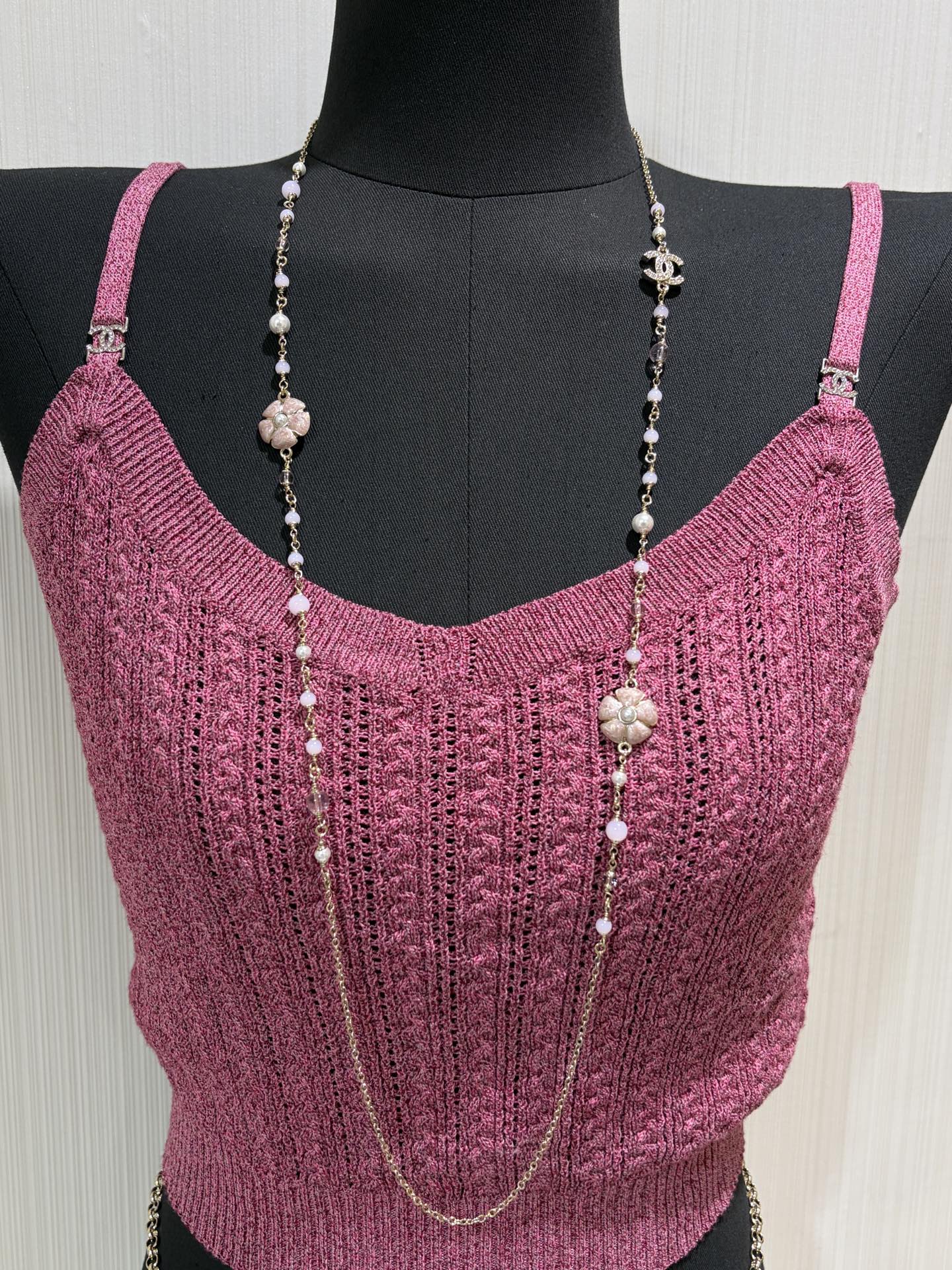 NO:688828,88270, today's new sweater chain * 26C early spring new gold double C pink flower pearl sweater chain. Pink enamel camellia with fine glitter and gentleness. Matched with pearl pink beads. The breath of spring is coming. It looks super good when worn on the upper body. It is also suitable for double layer wearing. Brass material like yb. Enamel crafts. Customized crystal. Long necklace with packaging box. Top version, sweaters, necklace, Cardia high-end jewelry.1986090988270,今日新品毛衣链 * 26C早春新款金色双C粉色花朵珍珠毛衣链 粉色珐琅山茶花带着细闪温柔加分 搭配珍珠粉色串珠 春天的气息扑面而来 佩戴上身超级好看 双层佩戴也很合适 yb一样黄铜材质 珐琅工艺 定制水晶 长款项链带包装盒 顶级版本,,sweaters,necklace,卡迪亚高端饰品,Jewelry