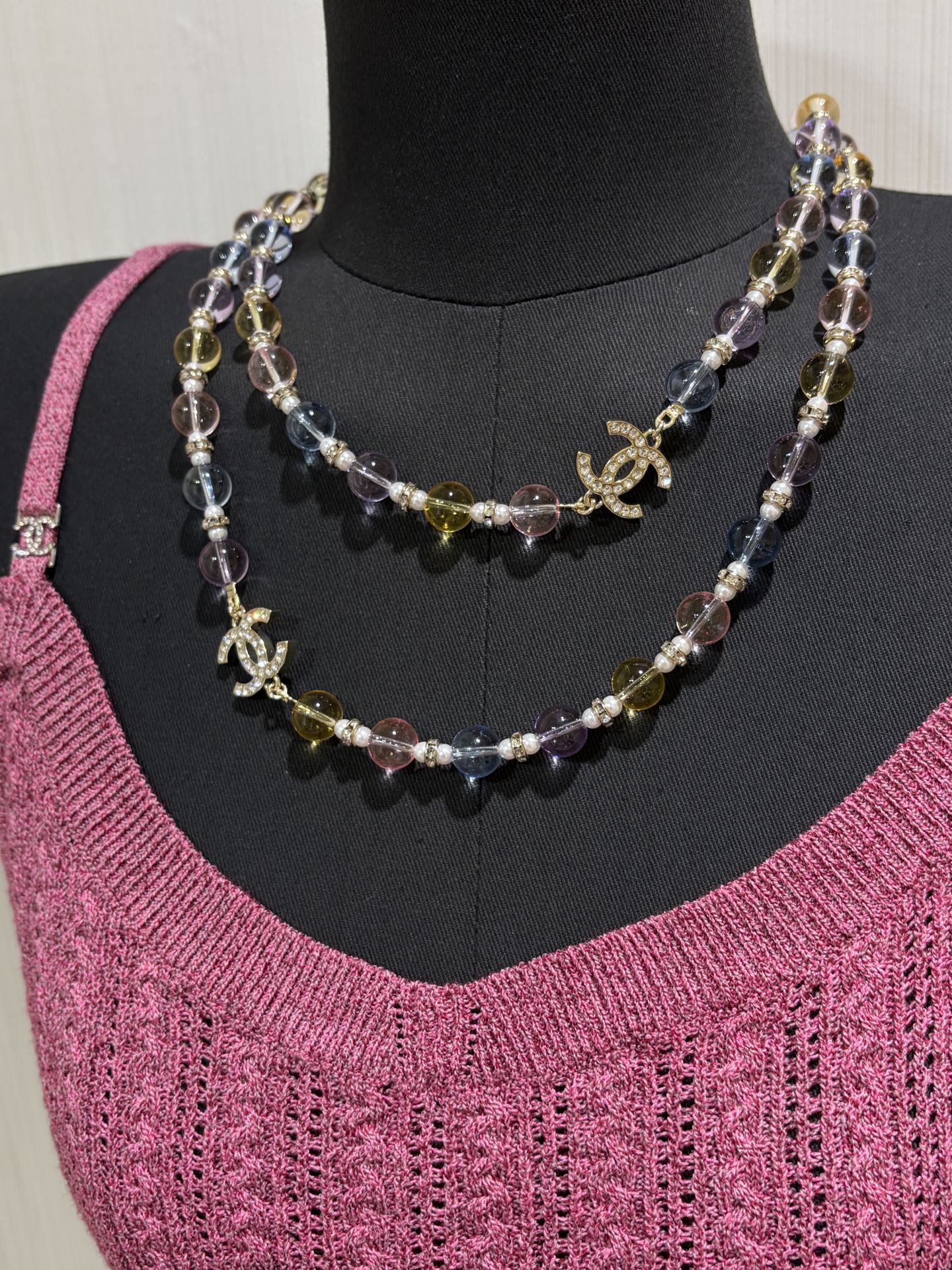 NO:688810,88380, today's new sweater chain * 26C new color crystal full diamond double C sweater chain. Stunning beauty at first glance. The color really makes you feel happy. The crystal beads are clear and cute. The best version with the same brass material as yb. Customized acrylic. Swarovski crystal. Long necklace with packaging box. Top version of the highest quality, sweaters, necklace, Cardia high-end jewelry.1986090988380,今日新品毛衣链 * 26C新款彩色水晶满钻双C毛衣链 一眼惊艳的美貌 彩色真的让人心情愉悦 水晶串珠清透又可爱做工最好的版本 yb一样黄铜材质 定制亚克力 施华洛水晶 长款项链带包装盒 顶级版本最高品质,,sweaters,necklace,卡迪亚高端饰品,Jewelry