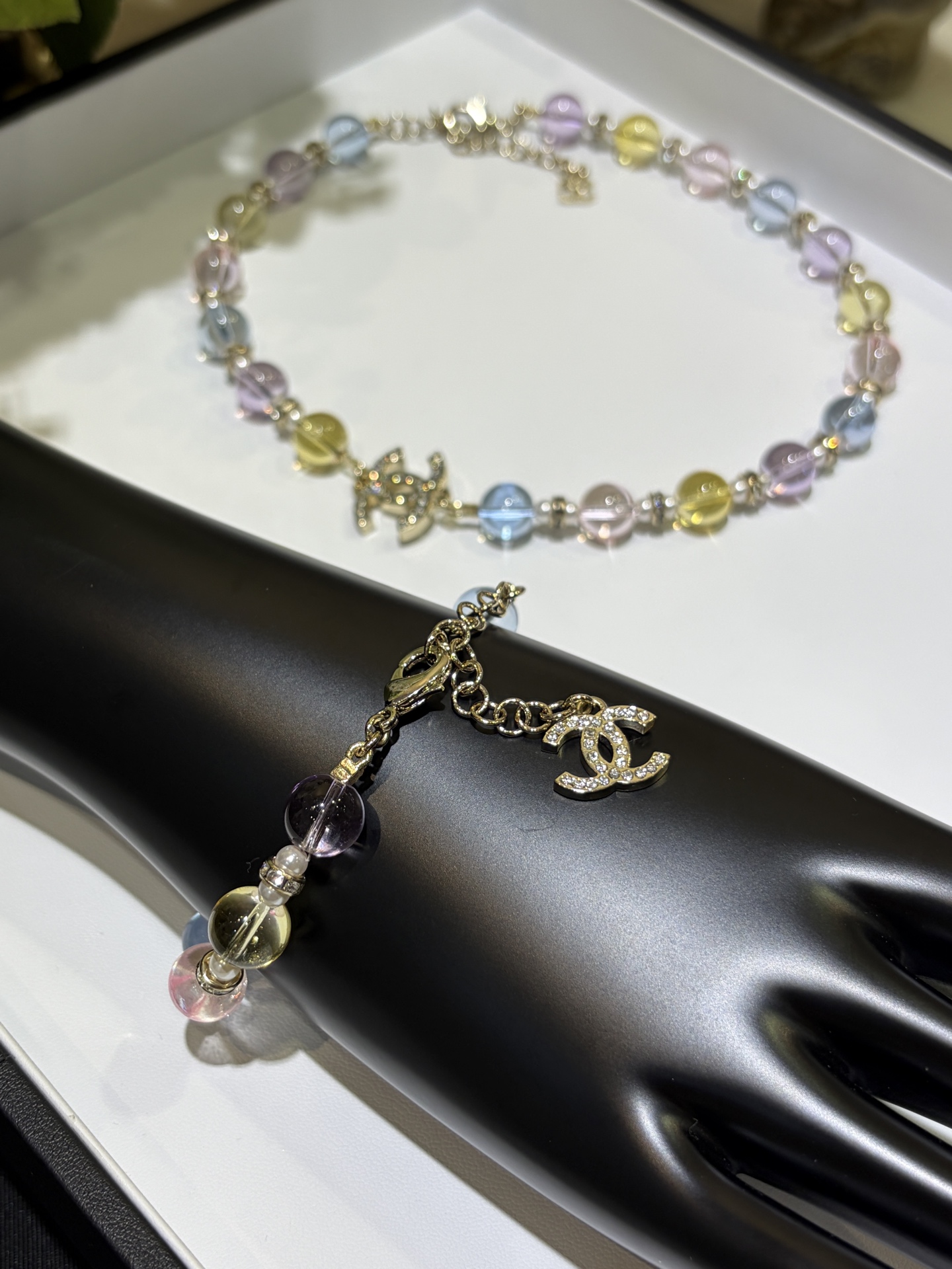 NO:703083,Today's new bracelet * 26C new color crystal full diamond double C beaded bracelet. Stunning beauty at first glance. The color really makes you feel happy. The crystal beads are clear and cute. The best version with the same brass material as yb. Customized acrylic. Swarovski crystal. Top version with the highest quality, bracelet, Cartier high-end jewelry.19860909今日新品手链 * 26C新款彩色水晶满钻双C串珠手链 一眼惊艳的美貌 彩色真的让人心情愉悦 水晶串珠清透又可爱做工最好的版本 yb一样黄铜材质 定制亚克力 施华洛水晶 顶级版本最高品质,,bracelet,卡迪亚高端饰品,Jewelry