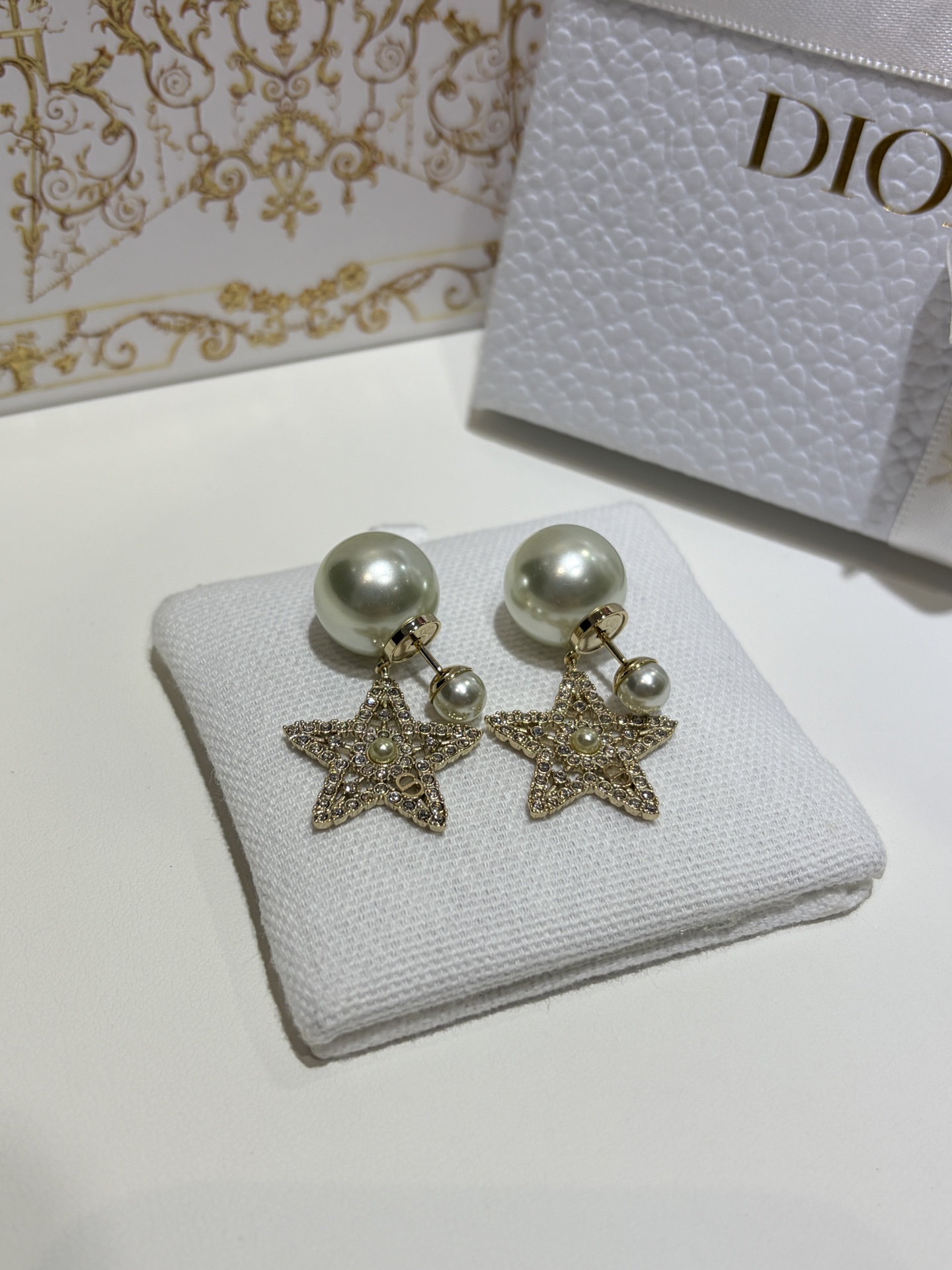NO:711127,* The new 26-year-old golden CD five-pointed star pearl double-ball earrings are absolutely beautiful and so beautiful that they can shine. The hollow star metal texture is a bit like snowflakes. It has a very Christmas snowy night atmosphere. The double-ball pearls are very noble, Dior earrings, dior, earrings.19860909* 26年新款金色CD五角星珍珠双球耳环 完全就是美貌暴击漂亮得会发光 镂空星星金属纹路又有点像雪花 非常有圣诞雪夜氛围感 双球珍珠很贵气,Dior耳钉,dior,earrings,Jewelry