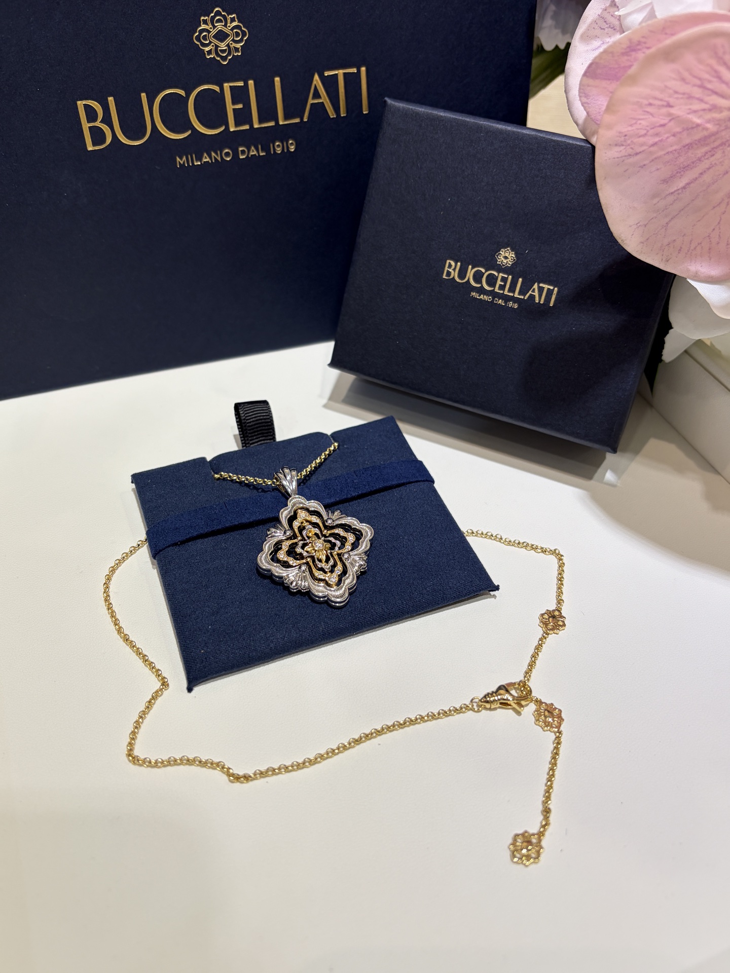 NO:895829,88260, Necklace arrived today Buccellati Opera Tulle Openwork Flip Necklace. Old money style jewelry from Italy is so elegant. It can be rotated on both sides. The lines are complex and gorgeous. One side has diamonds. It can be worn with different wearing effects. zk real gold and real diamonds. Customized brass gold-plated inlaid with zircon, necklace, gold plating, Cartier high-end jewelry.1986090988260, 今日到货项链 布契拉提Opera Tulle歌剧院镂空翻转项链 来自意大利的老钱风珠宝太优雅了 双面可转动时来运转 线条繁复华丽 一面带钻 可以戴出不同的佩戴效果 zk真金真钻 定制黄铜镀金镶嵌锆石,,necklace,gold plating,卡迪亚高端饰品,Jewelry