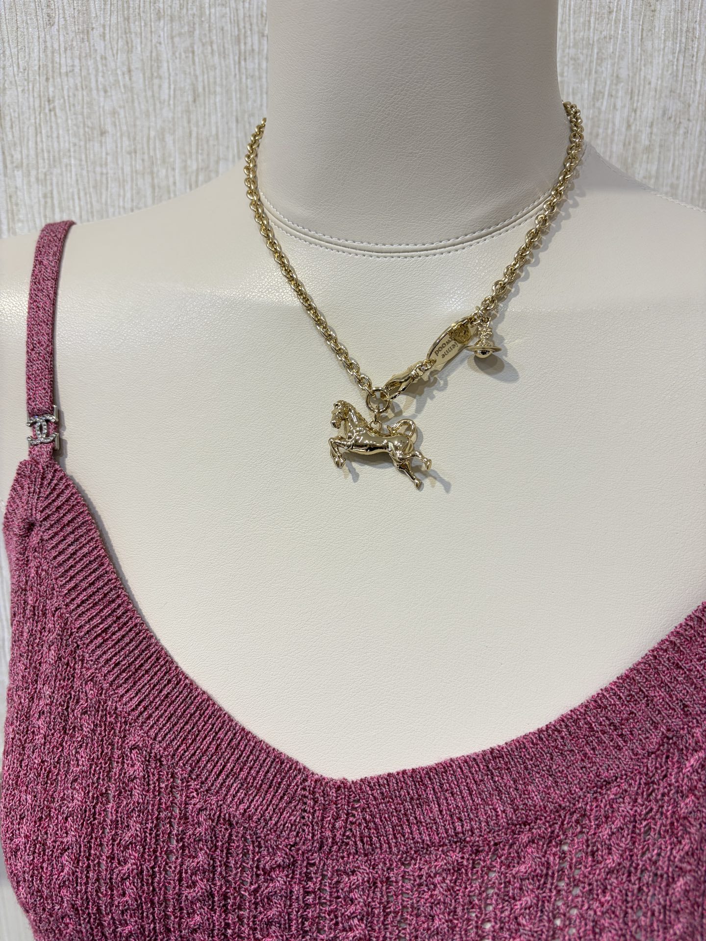 NO:688886,88200, today's new product purchase yb, success is guaranteed. The latest golden Saturn necklace limited to the Year of the Horse in the 26th year of the Queen Mother. Smart and elegant horse silhouette with three-dimensional Saturn relief. Punk personality and good meaning. A must-have for cool girls. The best version to wear 'good luck immediately'. The same material as yb, brass, necklace, Cartier high-end jewelry1986090988200,今日新品购入yb 马到功成 西太后26年最新款马年限定金色土星项链 灵动优雅的骏马轮廓搭配立体土星浮雕 朋克个性又自带好寓意 酷girl必备 最好的版本把“马上好运“戴身上 yb一样材质黄铜材质,,necklace,卡迪亚高端饰品,Jewelry