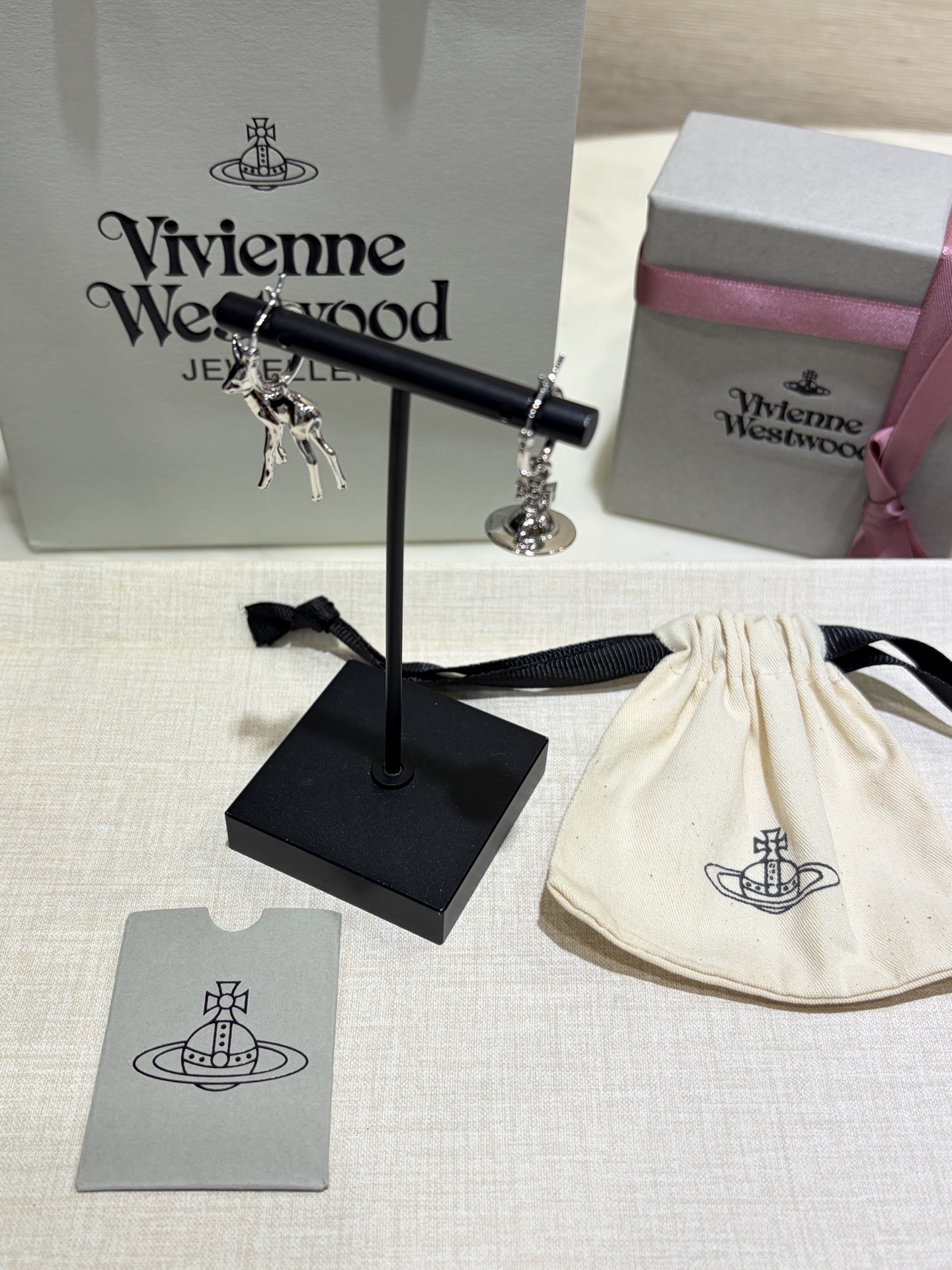 NO:688888,88200, today’s new purchase is yb earrings. The latest silver Saturn deer asymmetrical earrings from the 26th year of the Queen Mother. The best version of the metal texture is too delicate and beautiful. The rebellious punk Saturn matches the energetic deer. The asymmetric design is unique, fashionable and makes the upper body look younger. The material is the same as yb. Made of brass. Vivienne Westwood earrings, earrings, Cartier high-end jewelry1986090988200,今日新品购入yb 耳环 西太后26年最新款银色土星小鹿不对称耳环 最好的版本金属质感太细腻太漂亮啦 叛逆朋克的土星搭配灵气满满的小鹿 不对称设计很独特时髦上身很显年轻 yb一样材质黄铜材质 VivienneWestwood耳环耳圈,,earrings,卡迪亚高端饰品,Jewelry