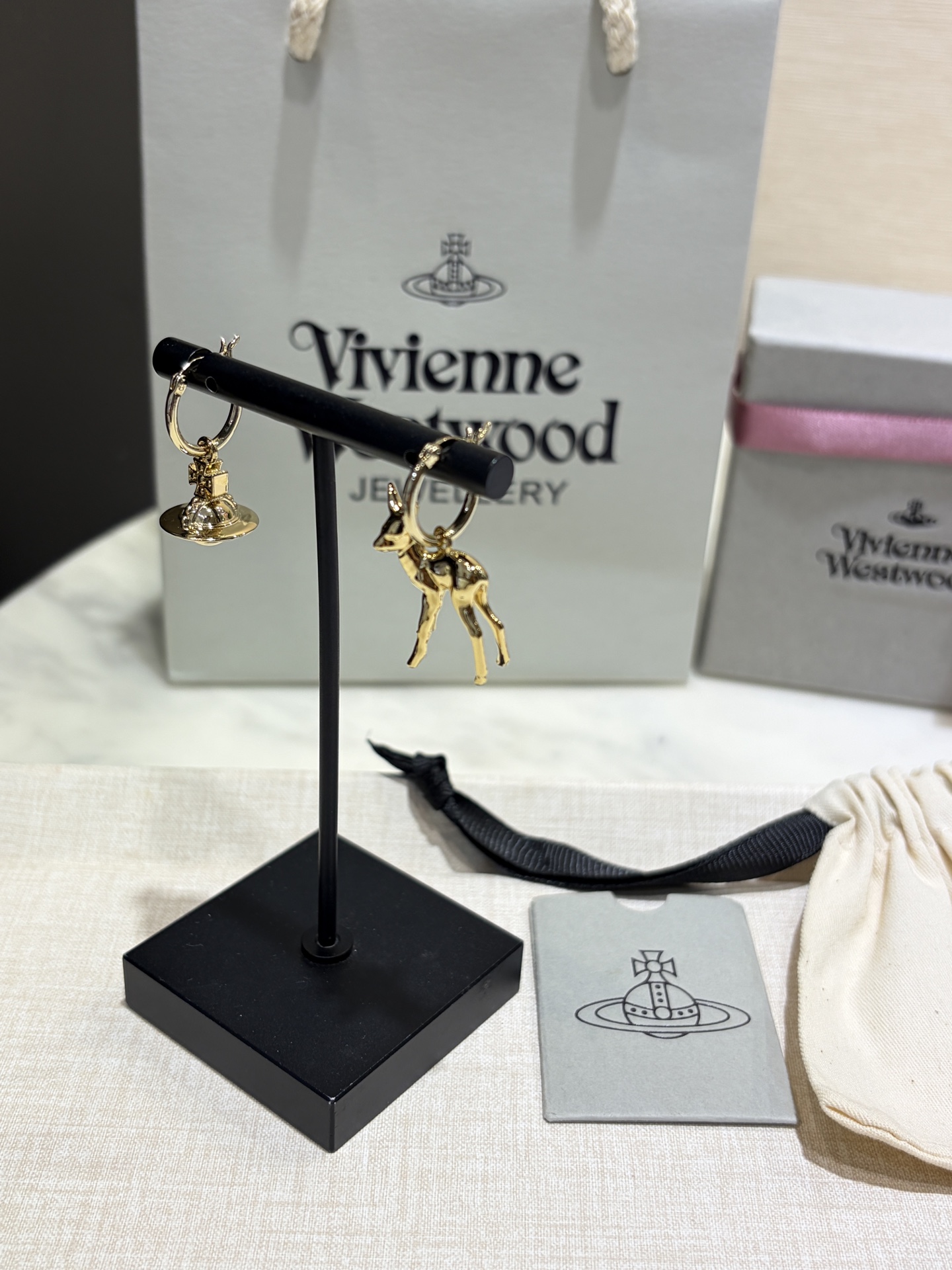 NO:688890,88200, today’s new purchase of yb earrings. The latest golden Saturn deer asymmetrical earrings from the 26th year of the Queen Mother. The best version of the metal texture is too delicate and beautiful. The rebellious punk Saturn matches the energetic deer. The asymmetric design is unique, fashionable and looks youthful. The material is the same as yb, made of brass. Vivienne Westwood earrings, earrings, Cartier high-end jewelry1986090988200,今日新品购入yb 耳环 西太后26年最新款金色土星小鹿不对称耳环 最好的版本金属质感太细腻太漂亮啦 叛逆朋克的土星搭配灵气满满的小鹿 不对称设计很独特时髦上身很显年轻 yb一样材质黄铜材质 VivienneWestwood耳环耳圈,,earrings,卡迪亚高端饰品,Jewelry