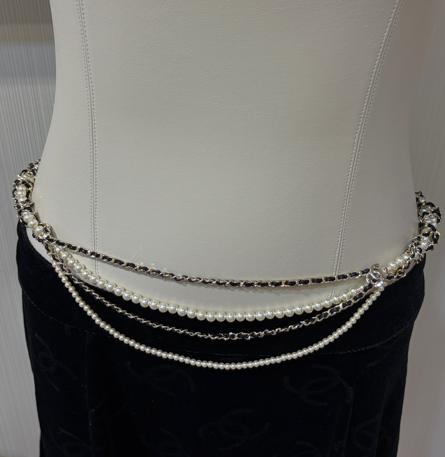 NO:688836,Today's new heavy waist chain 25K new gold double C leather strand pearl twist waist chain Leather strand pearls intertwined and surrounded by a twist chain shape. It has a retro vintage feel. It looks very stylish when worn on the upper body. The appearance and texture are amazing. The same brass material as yb, lambskin, customized pearls, sheepskin, Cartier high-end jewelry19860909今日新品重腰链 25K新款金色双C皮穿链珍珠麻花腰链 皮穿链珍珠交缠环绕的麻花链条造型 很有复古vintage味道 佩戴上身很大气 颜值与质感都太绝了 yb一样黄铜材质 小羊皮 定制珍珠,,sheepskin,卡迪亚高端饰品,Jewelry