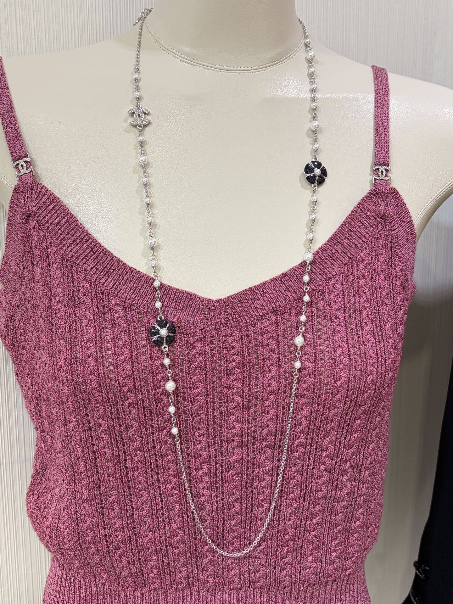 NO:688808,88270, today's new sweater chain * 26C early spring new gold double C black flower pearl sweater chain. Black enamel camellia with fine glitter is very elegant lady. Matched with a long pearl chain. The breath of spring is coming. It is super good-looking when worn on the upper body. It is also suitable for double-layer wearing. Brass material like yb. Enamel craftsmanship. Customized crystal. Long necklace with packaging box. Top version, sweaters, necklace, Cartier high-end jewelry.1986090988270, 今日新品毛衣链 * 26C早春新款金色双C黑色花朵珍珠毛衣链 黑色珐琅山茶花带着细闪很优雅lady 搭配珍珠长链条 春天的气息扑面而来 佩戴上身超级好看 双层佩戴也很合适 yb一样黄铜材质 珐琅工艺 定制水晶 长款项链带包装盒 顶级版本,,sweaters,necklace,卡迪亚高端饰品,Jewelry