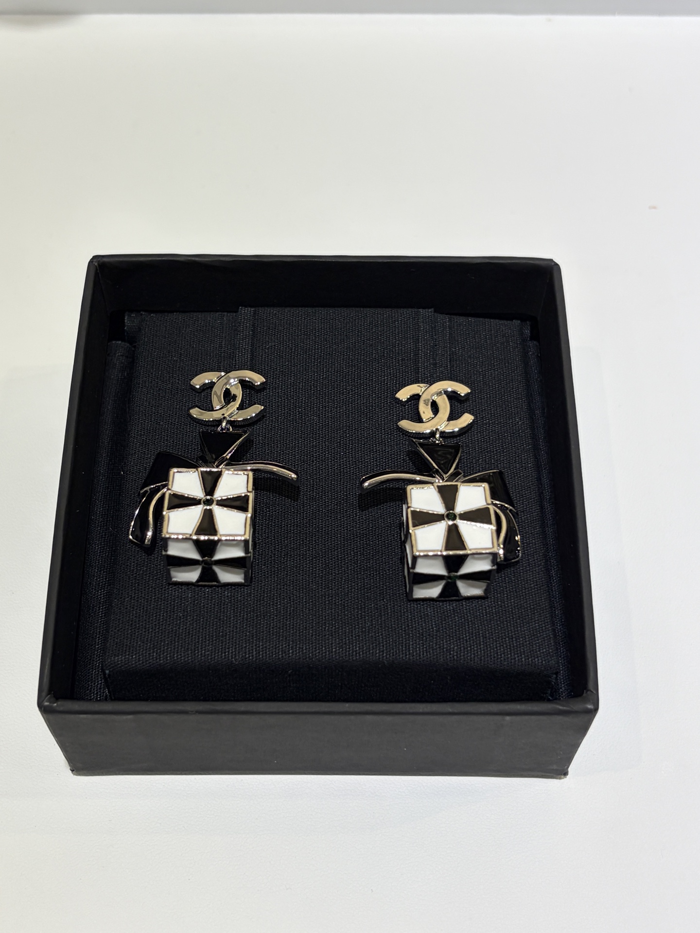 NO:688809,88240, Today's new product is holiday limited * 26x Christmas limited new silver double C black gift box earrings. The first holiday limited series is so special. The black and white color enamel bow gift box has a sense of atmosphere. The design that catches the eye at a glance is a must-buy for fashionable girls. The same brass material as yb. Enamel craftsmanship, earrings, Cartier high-end jewelry1986090988240,今日新品节日限定 * 26x圣诞限定新款银色双C黑色礼盒耳环 首次推出的节日限定系列太特别啦 黑白配色珐琅蝴蝶结礼盒好有氛围感 一眼就能吸引眼球的设计时髦girl必买 yb一样黄铜材质 珐琅工艺,,earrings,卡迪亚高端饰品,Jewelry