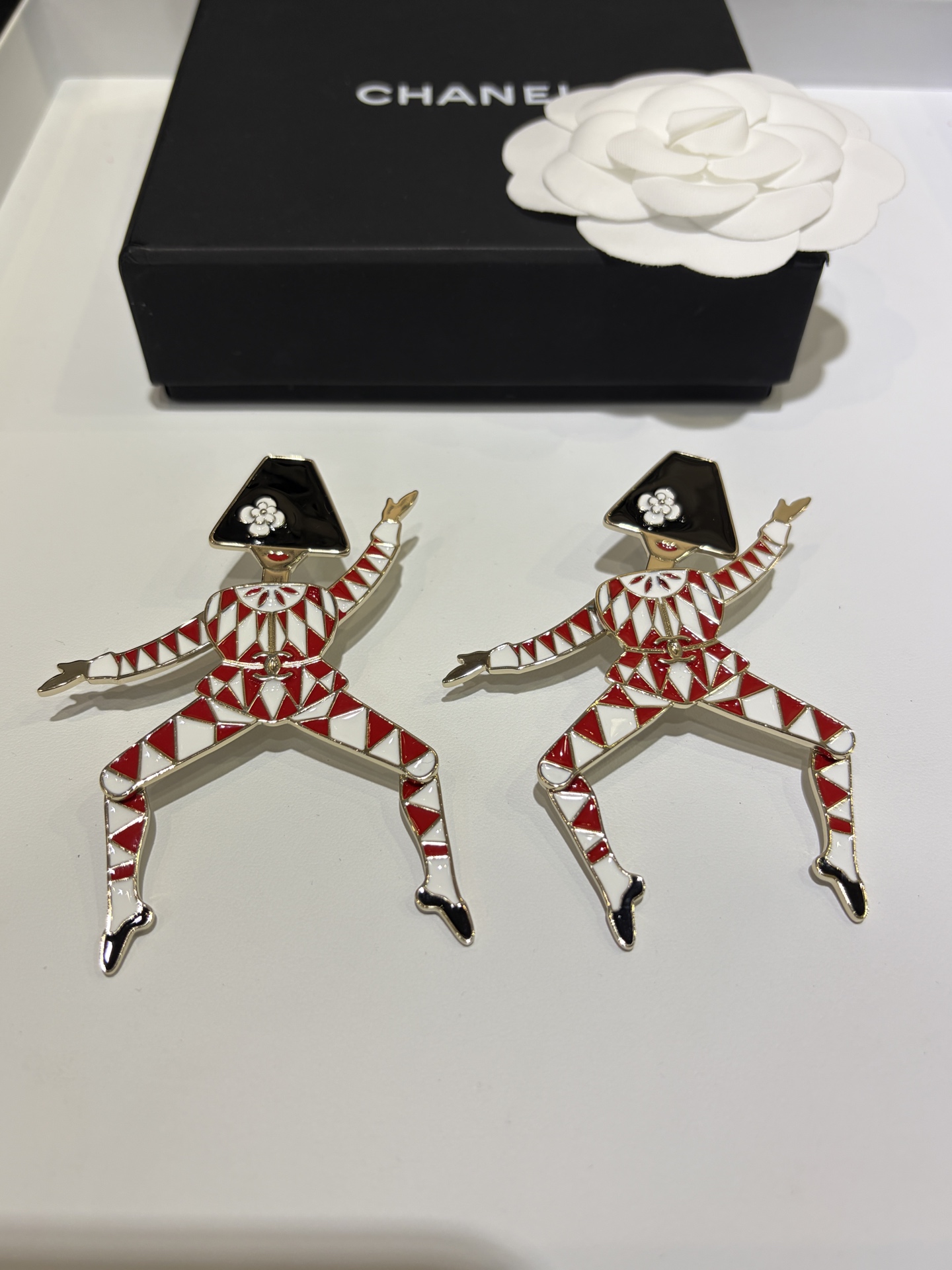 NO:688813,Today's new holiday limited edition * 26x Christmas limited new gold double C red acrobatic clown earrings. The most topical abstract villain earrings are here. The red and white color enamel is very festive. The design that catches the eye at a glance is a must-buy for fashionable girls. The same brass material as yb. Enamel craftsmanship, earrings, Cartier high-end jewelry19860909今日新品节日限定 * 26x圣诞限定新款金色双C红色杂技小丑耳环 最具话题性的抽象小人耳环来了 红白配色珐琅非常有节日氛围感 一眼就能吸引眼球的设计时髦girl必买 yb一样黄铜材质 珐琅工艺,,earrings,卡迪亚高端饰品,Jewelry