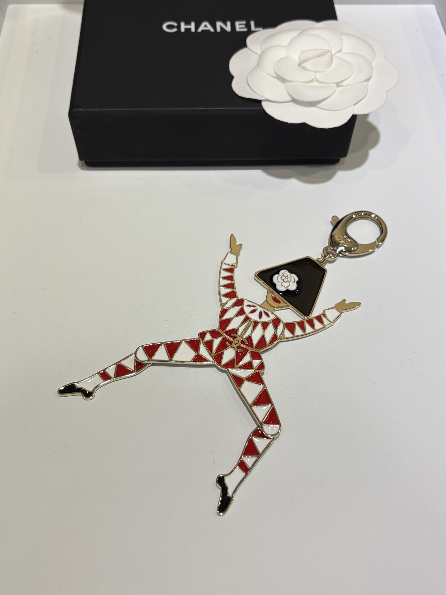 NO:688834,88260 Today's new keychain * 26x Christmas limited new gold double C enamel acrobatic clown keychain The most topical abstract villain keychain!  Very practical. It is cool whether it is a bag or a waist pendant. The red and white or green and white color enamel has a very festive atmosphere. It is made of the same brass material as yb. Enamel craftsmanship. Holiday limited, keychain, Cartier high-end jewelry.1986090988260今日新品钥匙扣 * 26x圣诞限定新款金色双C珐琅杂技小丑钥匙扣 最具话题性的抽象小人钥匙扣！很实用 不管是挂包包还是当腰部挂件都很酷 红白or绿白配色珐琅非常有节日氛围感 yb一样黄铜材质 珐琅工艺  节日限定,,keychain,卡迪亚高端饰品,Jewelry