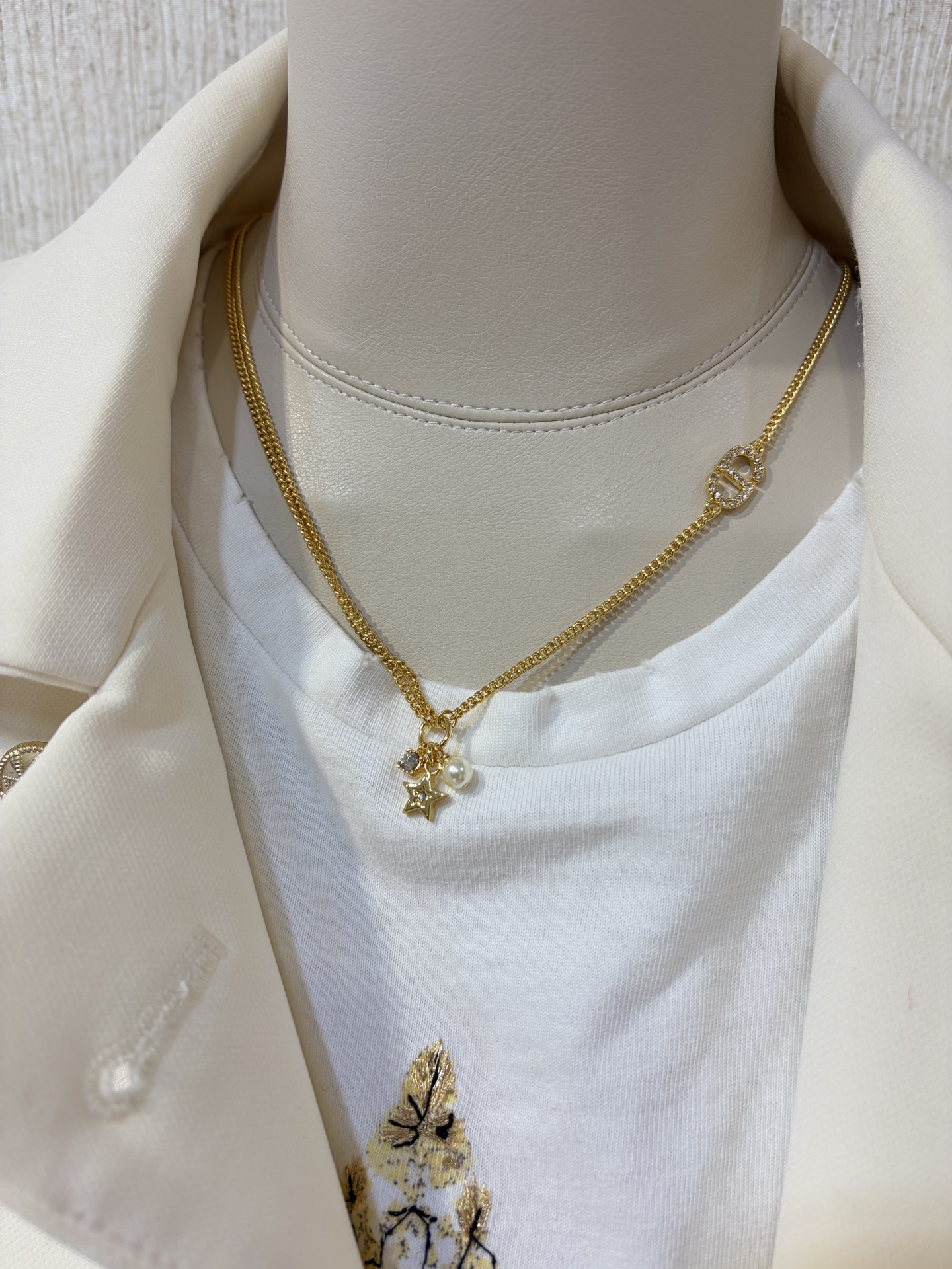 NO:703016,88180, today's new necklace. 26 years new gold CD star rhinestone asymmetrical necklace. The asymmetric design of the double-layered CD chain with full diamonds. It is matched with a small star pearl rhinestone pendant. It is full of sophistication. It is a completely unobtrusive commuting essential clavicle chain. It is made of the same brass material as yb. Swarovski Phantom diamond. The necklace comes with a packaging box. The top version, necklace, Cartier high-end jewelry.1986090988180,今日新品项链 . 26年新款金色CD星星水钻不对称项链 满钻CD链条双层链条的不对称设计 搭配星星珍珠水钻小吊坠 精致感拉满 属于完全不挑人的通勤必备款锁骨链 yb一样黄铜材质 施华洛魅影钻 项链带包装盒顶级版本,,necklace,卡迪亚高端饰品,Jewelry