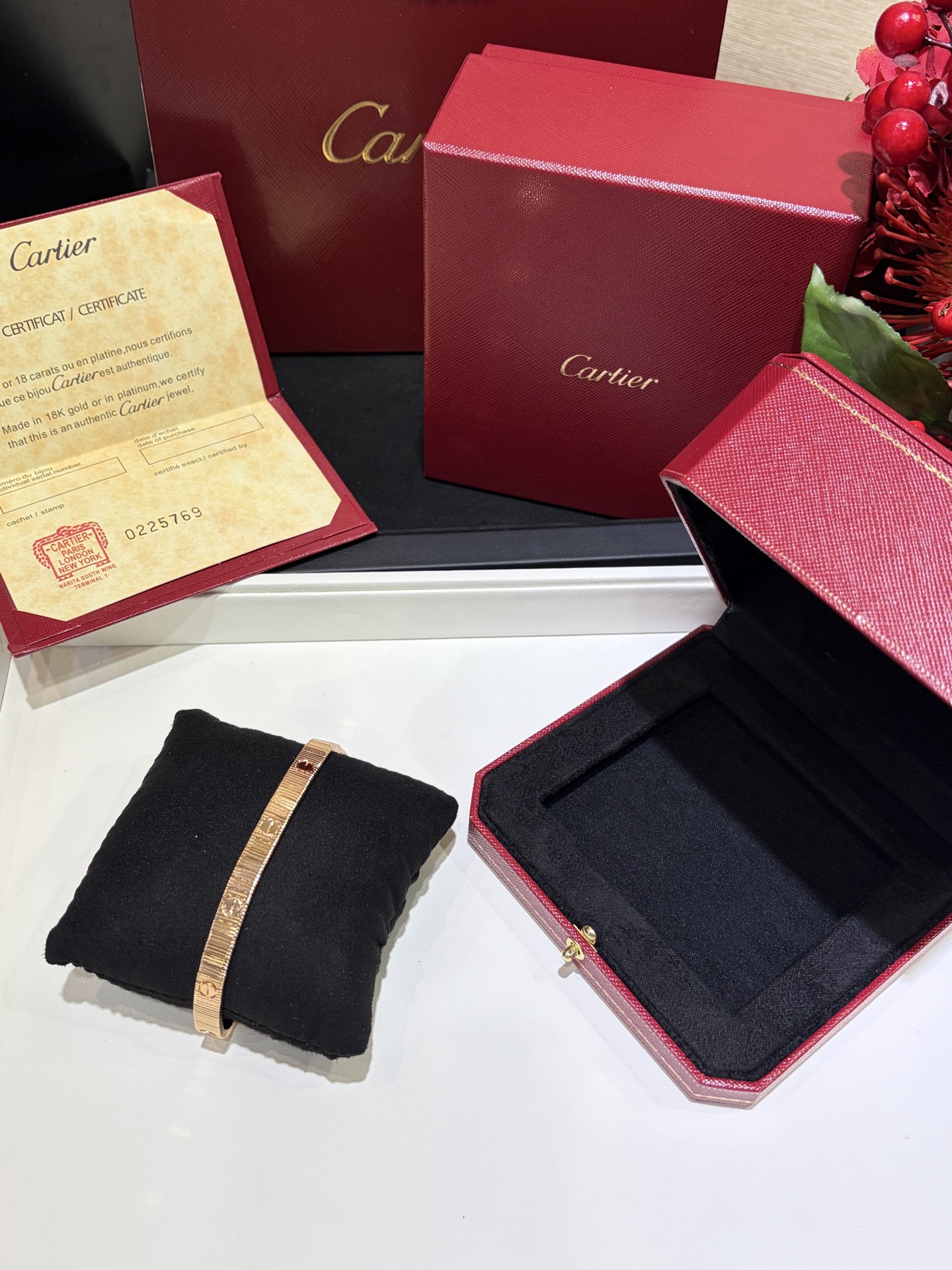 NO:703013,Today's new product in rose gold LOVE UNLIMITED New screw chain rose gold bracelet Heavy industry style, exquisite workmanship, low labor cost. When placing an order, remember to ask customer service for how to wear it. The metal vertical stripes are super handsome, soft and comfortable to wear. Without a diamond, it sparkles like satin. Ready size 17cm zk real gold, customized brass gold-plated bracelet bracelet KD high-end jewelry series, bracelet, bracelet, silk  fabric,gold plating,Cardia high-end accessories19860909今日新品玫瑰金色 LOVE UNLIMITED新款螺丝钉链条玫瑰金色手链 重工款式,精工打造,工费小贵 下单记得跟客服拿佩戴方式 金属竖条纹超级帅气 柔软贴手佩戴舒适 不带一颗钻也波光粼粼像绸缎一样闪闪 现货size17cm zk真金,定制黄铜镀金 手镯手链KD 高级珠宝系列,,bracelet,bracelet,silk fabric,gold plating,卡迪亚高端饰品,Jewelry