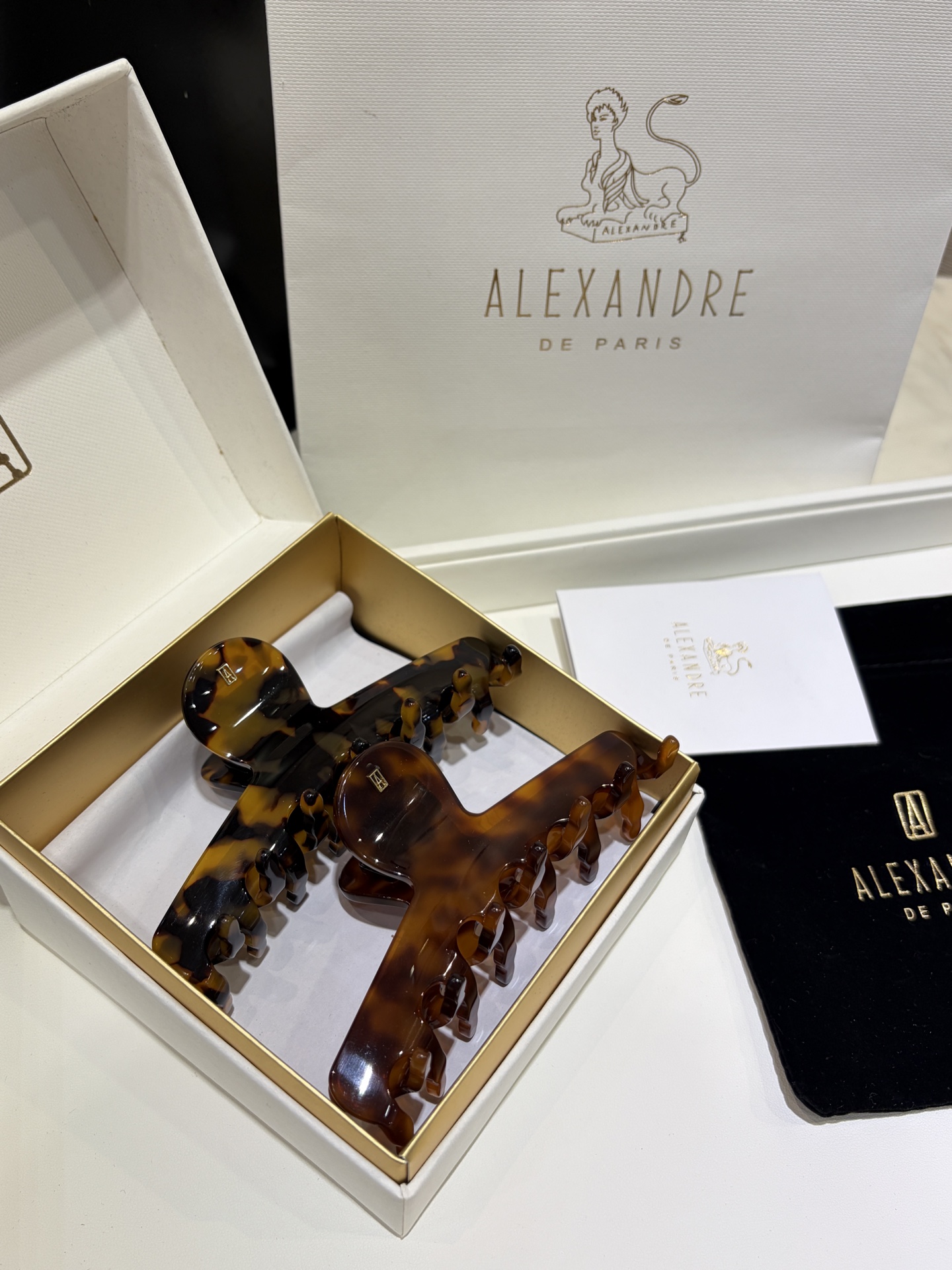 NO:703019,Single 88180, today’s new product Tortoiseshell vs amber Alexandre Alexander Pai Large Shark Clip Gripper Elegant and low-key classic color scheme Super versatile for daily use Clip it casually to create a full and smooth back of the head effect The length of the gripper is about 11cm. Sisters with many hairs can buy it with confidence. Customized with the same yb material. Clear lettering, Cardia high-end jewelry19860909单个88180,今日新品 玳瑁色vs琥珀色 Alexandre亚历山大帕伊大号鲨鱼夹抓夹 雅致低调的经典配色 日常超级百搭 随手一夹就是饱满流畅的后脑勺效果 抓夹长度大约11cm 发量多姐妹放心入手 yb一样材质定制 刻字清晰,,卡迪亚高端饰品,Jewelry