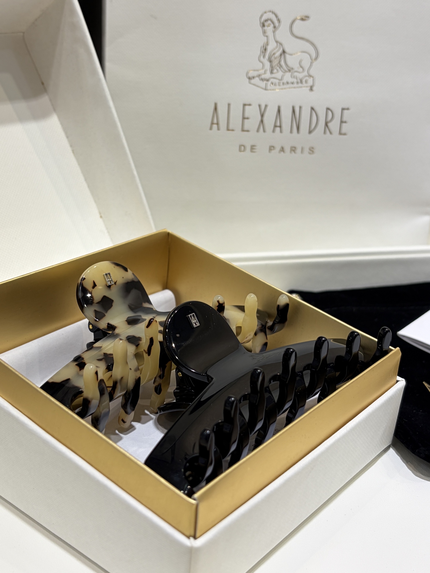 NO:703021,Single 88180, today's new product, black vs amber Alexandre Alexander Pai large shark clip clip, elegant and low-key classic color matching, super versatile for daily use, just clip it to give a full and smooth back of the head effect, the length of the clip is about 11cm, sisters with many hairs can buy it with confidence, yb same material customization, clear lettering, high-end Cartier jewelry19860909单个88180,今日新品 黑色vs琥珀色 Alexandre亚历山大帕伊大号鲨鱼夹抓夹 雅致低调的经典配色 日常超级百搭 随手一夹就是饱满流畅的后脑勺效果 抓夹长度大约11cm 发量多姐妹放心入手 yb一样材质定制 刻字清晰,,卡迪亚高端饰品,Jewelry