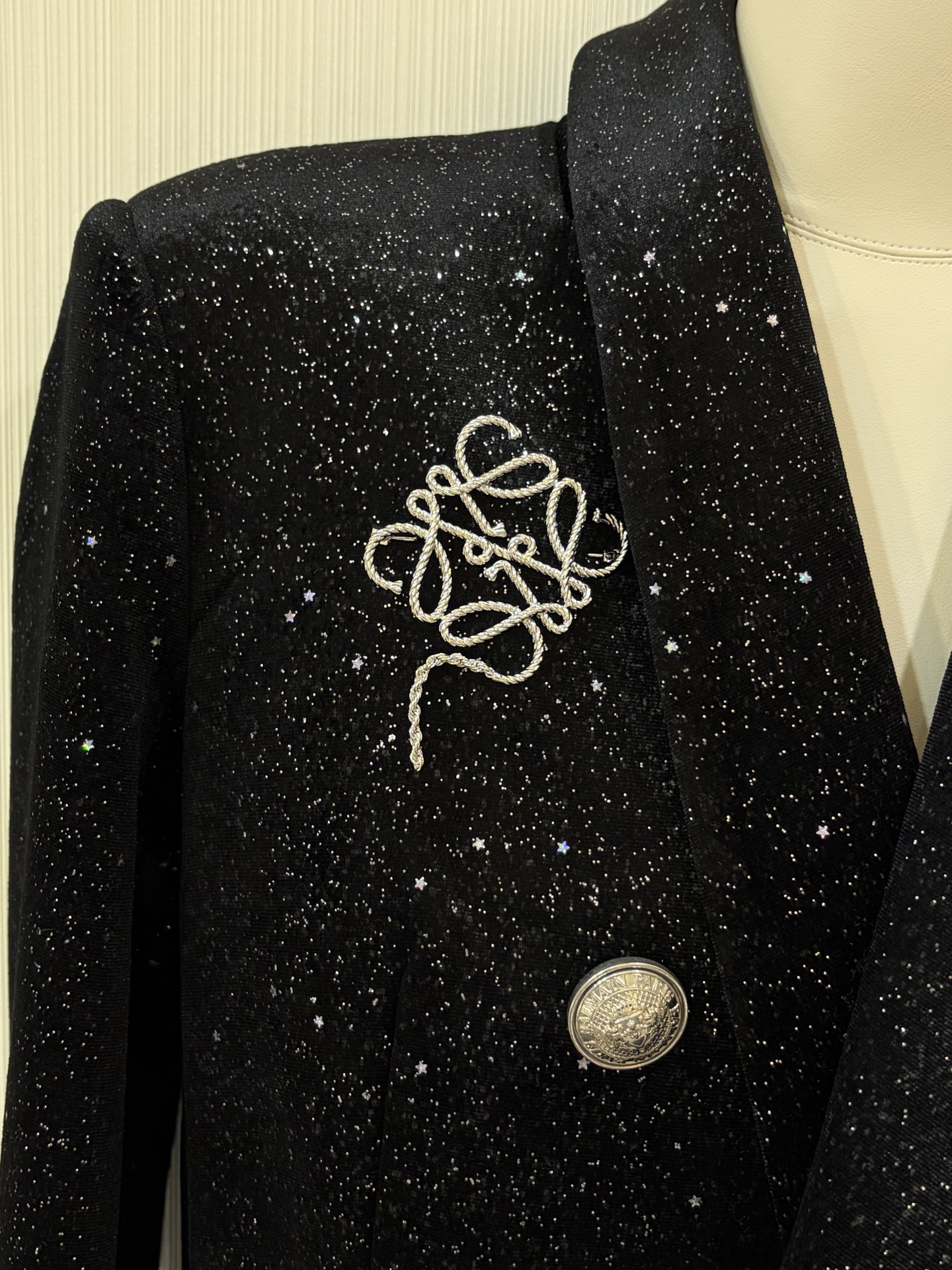 NO:703034,88200 Today's new product purchase yb 26 new Anagram twist logo silver brooch. The metal braided texture has a retro luster. The tassels are so flexible as they shake. Noble and full of artistic sense. Simple old money style, very smooth line work. yb same brass craftsmanship. Top version, brooch, breastpin, Cardia high-end jewelry1986090988200今日新品购入yb 26年新款Anagram麻花徽标银色胸针 金属编绳纹理自带复古光泽 流苏随着晃动太灵动了 贵气且充满艺术感 简约老钱风,线条工艺非常流畅 yb一样黄铜工艺 顶级版本,,brooch，breastpin,卡迪亚高端饰品,Jewelry