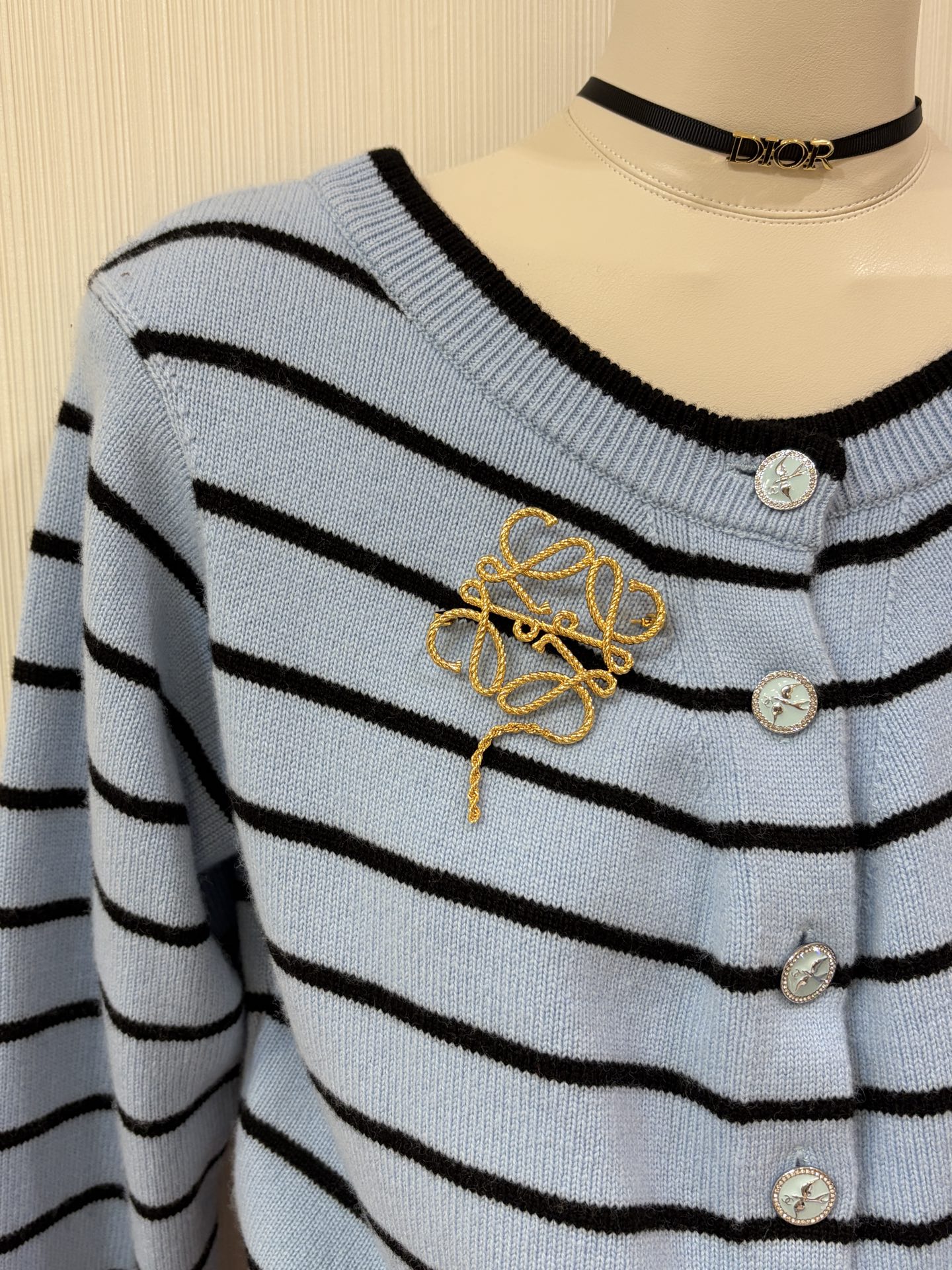 NO:703032,88200, today’s new product purchase yb 26 new Anagram twist logo gold brooch. The metal braided texture has a retro luster. The tassels are so flexible as they sway. Noble and artistic. Simple old money style, very smooth line work. yb same brass craftsmanship. Top version, brooch, breastpin, Cardia high-end jewelry1986090988200,今日新品购入yb 26年新款Anagram麻花徽标金色胸针 金属编绳纹理自带复古光泽 流苏随着晃动太灵动了 贵气且充满艺术感 简约老钱风,线条工艺非常流畅 yb一样黄铜工艺 顶级版本,,brooch，breastpin,卡迪亚高端饰品,Jewelry