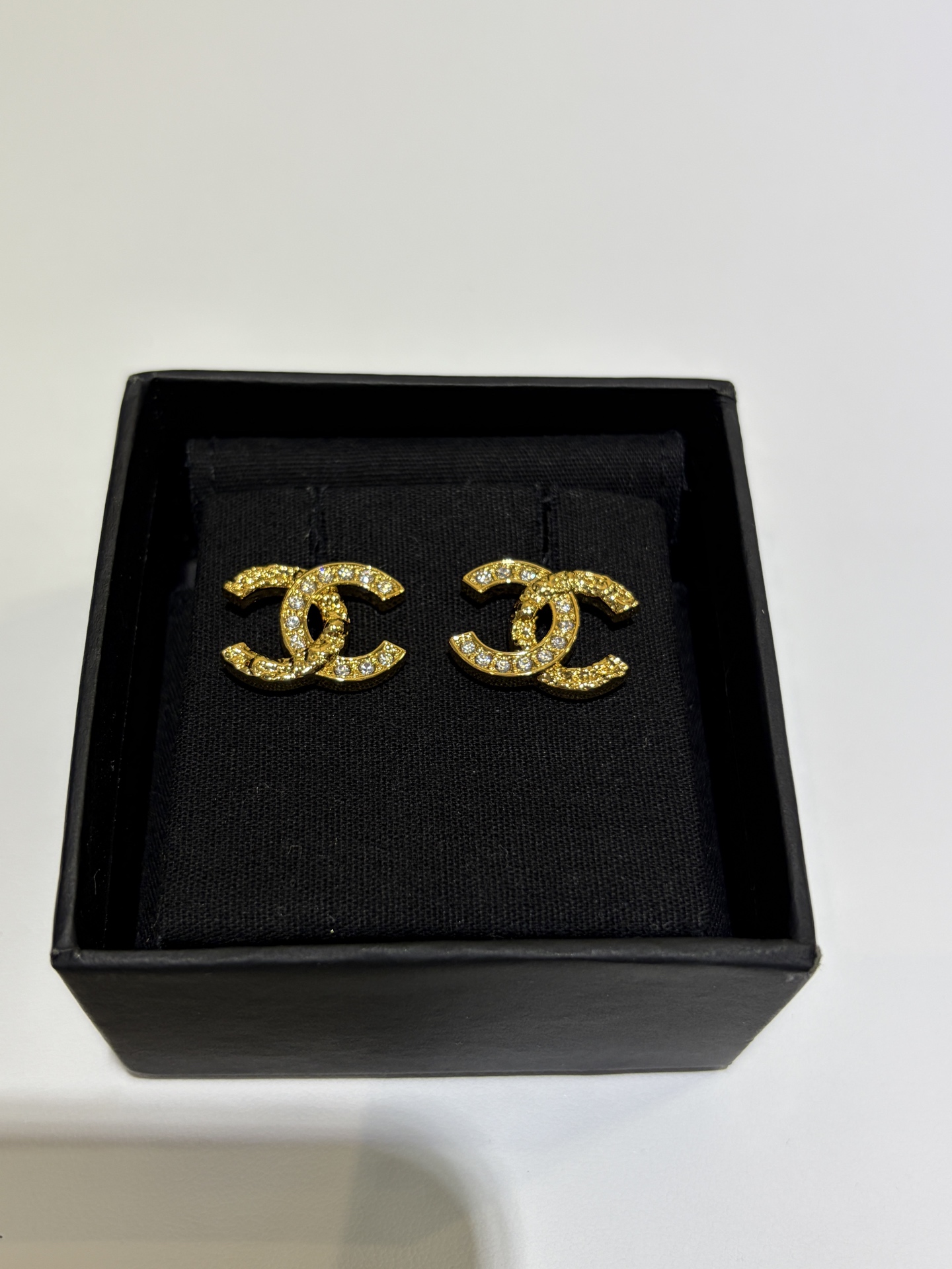 NO:881275,The earrings arrived today * 26C new gold studs with diamonds and double C broken gold earrings. The gold texture and rhinestones are really sparkling in real life. The classic double C earrings are eye-catching and good to match. The whole thing is golden, reserved for the New Year. The same brass material as yb. Swarovski crystal. Basic earrings, top version, Cartier high-end jewelry.19860909今日到货耳钉 * 26C新款金色拼钻双C碎金耳钉 碎金子纹理拼接水钻实物真的太闪了 经典双C耳钉闭眼入 耐看好搭配 一整个都是金灿灿的,过年自留款 yb一样黄铜材质 施华洛水晶 基础款耳钉,顶级版本,,卡迪亚高端饰品,Jewelry