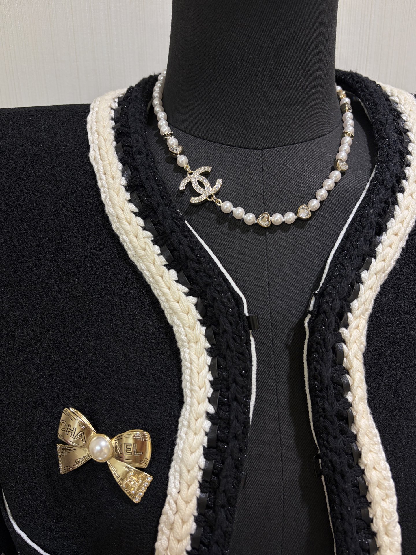 NO:710718,88260, today’s new necklace, 25B new full diamond double C love diamond pearl necklace, classic light gold full diamond double C love heart diamond with big logo, matched with the most classic pearl elements of Xiaoxiangjia, it is exactly the standard upper body of the little princess with super matching temperament, yb same brass material, Swarovski crystal, customized crystal pearl, top version, chanel, necklace, Cartier high-end jewelry1986090988260,今日新品项链 25B新款满钻双C爱心钻珍珠项链 经典浅金色满钻双C大logo爱心钻 搭配小香家最经典的珍珠元素 完全就是小公主标配上身超衬气质 yb一样黄铜材质 施华洛水晶 定制水晶珍珠 顶级版本,,chanel,necklace,卡迪亚高端饰品,Jewelry