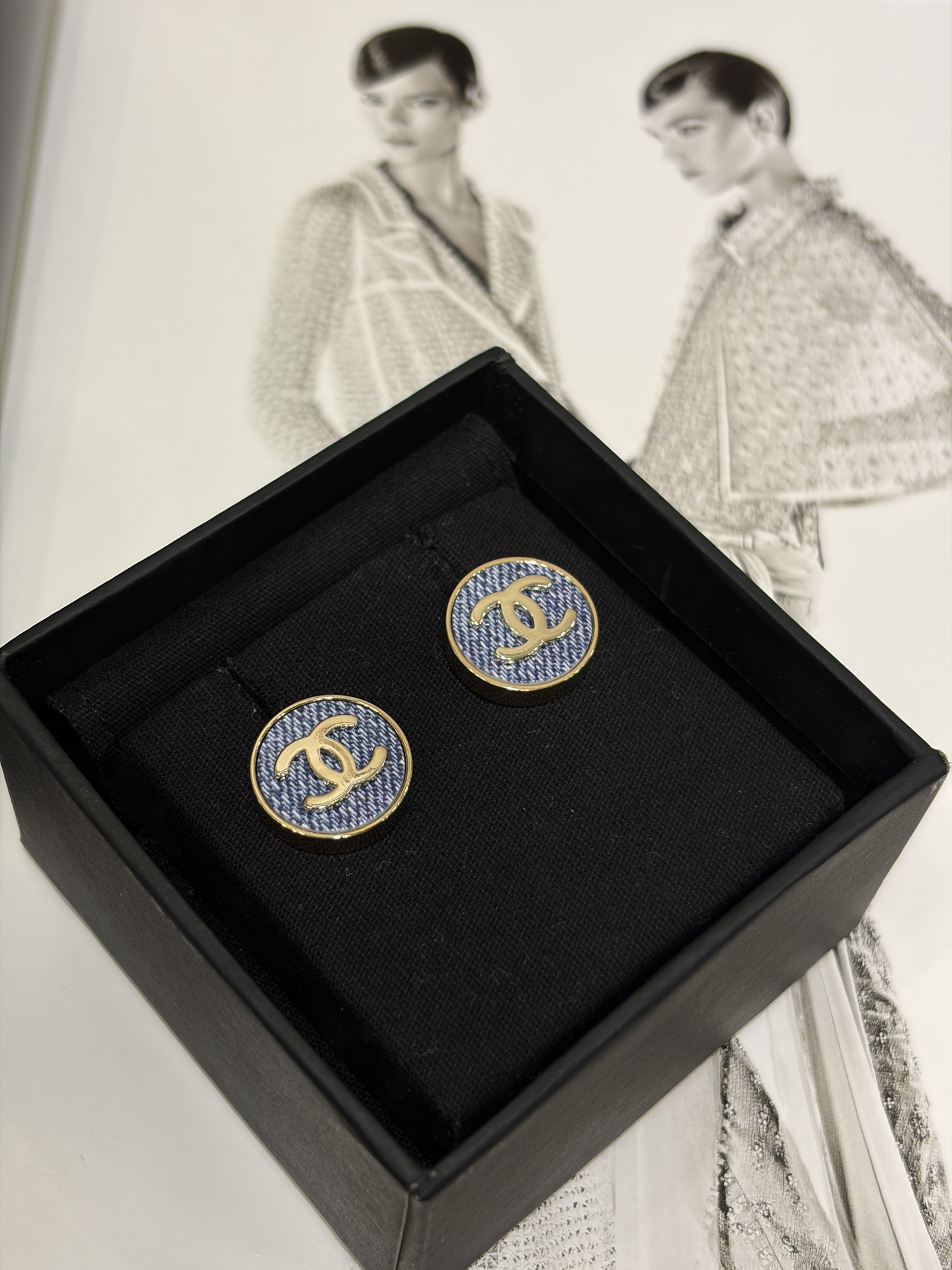 NO:714446,88160, today's new product purchase yb 26C new light gold double C retro denim denim pattern round button earrings blue bevel denim texture very light gold tone the whole tone design is high-end and cool with a very casual and relaxed feeling easy to wear every day the same brass material as yb top version earrings with packaging box, Cardia high-end jewelry1986090988160,今日新品购入yb 26C新款浅金色双C复古丹宁牛仔花纹圆形纽扣耳钉 蓝色斜面牛仔纹路非常浅的金色调 整个色调设计高级又酷酷的 有种很休闲自在的松弛感 日常很好搭 yb一样黄铜材质 顶级版本 耳钉带包装盒,,卡迪亚高端饰品,Jewelry