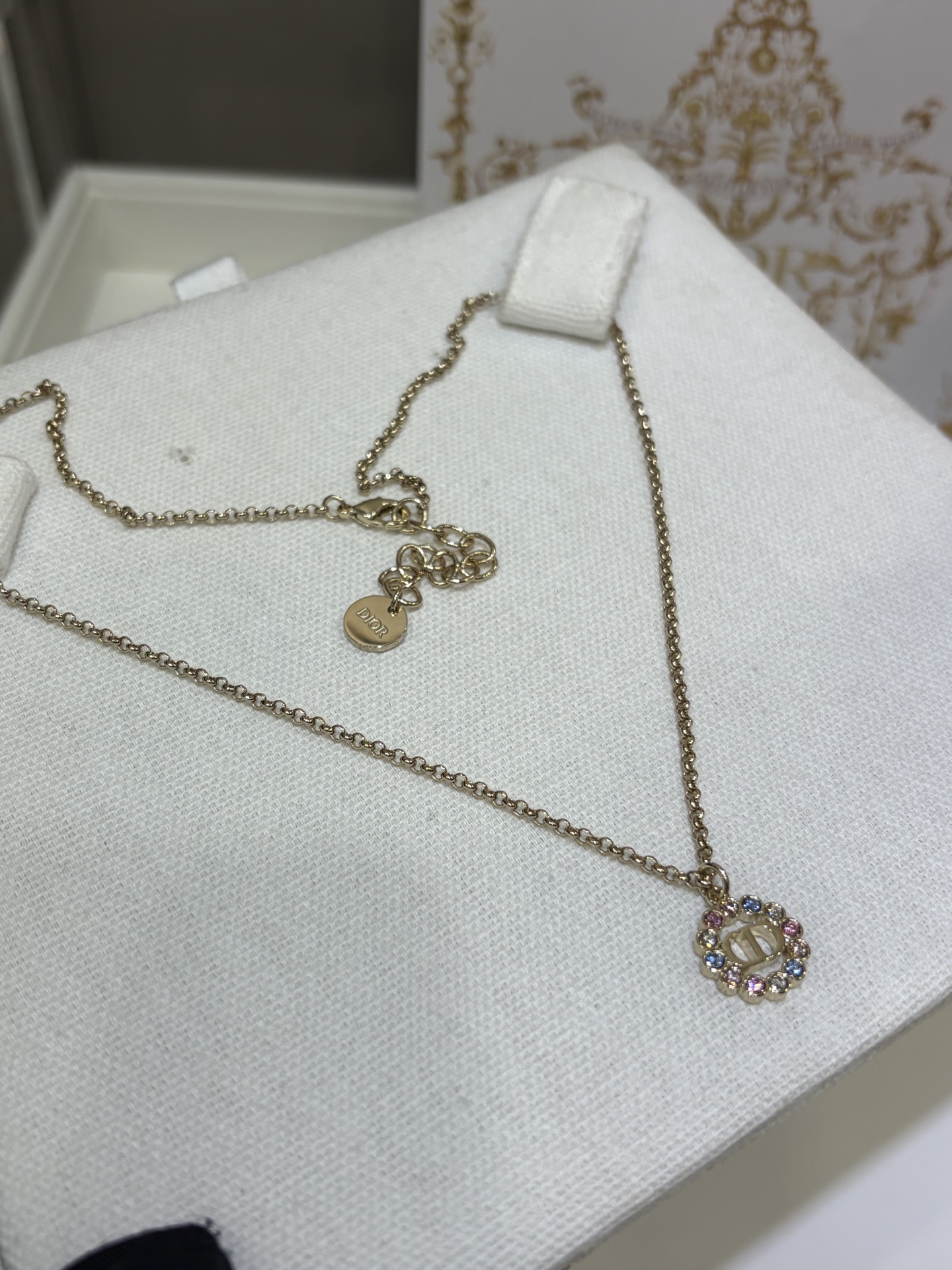 NO:710713,88180 Today's new purchase yb necklace * 26 years new early spring new gold CD color crystal sunflower ring necklace. The colorful diamond sunflower ring is embellished with gold CD letters. It is cute and full of girlish beauty for reducing age. The length of the necklace is adjustable. It is versatile and not picky about the face. It is very suitable for commuting. The same brass material as yb, Swarovski crystal, necklace, Cartier high-end jewelry1986090988180今日新品购入yb 项链 * 26年早春新款金色CD彩色水晶太阳花圆环项链 彩钻太阳花圆环内点缀金色CD字母 减龄可爱充满少女感的美 项链长度可调节 百搭不挑脸型很适合通勤 yb一样黄铜材质,施华洛水晶,,necklace,卡迪亚高端饰品,Jewelry