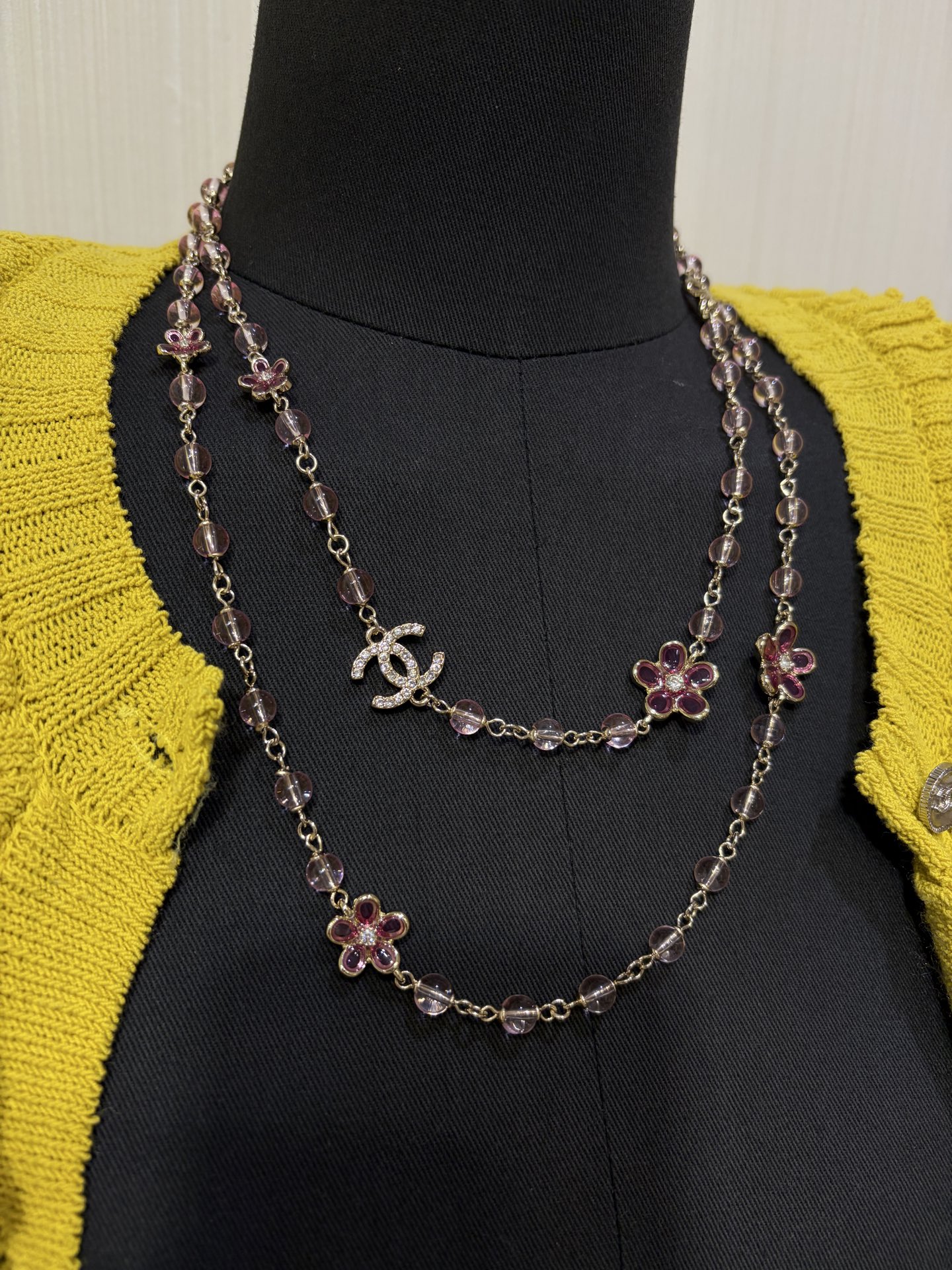 NO:714441,88390, today's new fairy sweater chain * 26C new double C pink flower beaded sweater chain, cherry blossom pink flower beads, watery and beautiful, so stunning, it looks good when worn in single or double layers. The breath of spring is coming, and the noble temperament is completely irresistible. The same brass material as yb, customized resin, long necklace, sweaters, necklace, Cartier high-end jewelry1986090988390,今日新品仙女毛衣链 * 26C新款双C粉色花朵串珠毛衣链 樱花粉色花朵珠子 水灵灵的简直美到不行 太惊艳了单层或双层佩戴都好看 春天气息扑面而来 高贵气质完全无法拒绝 yb一样黄铜材质 定制树脂 长款项链,,sweaters,necklace,卡迪亚高端饰品,Jewelry