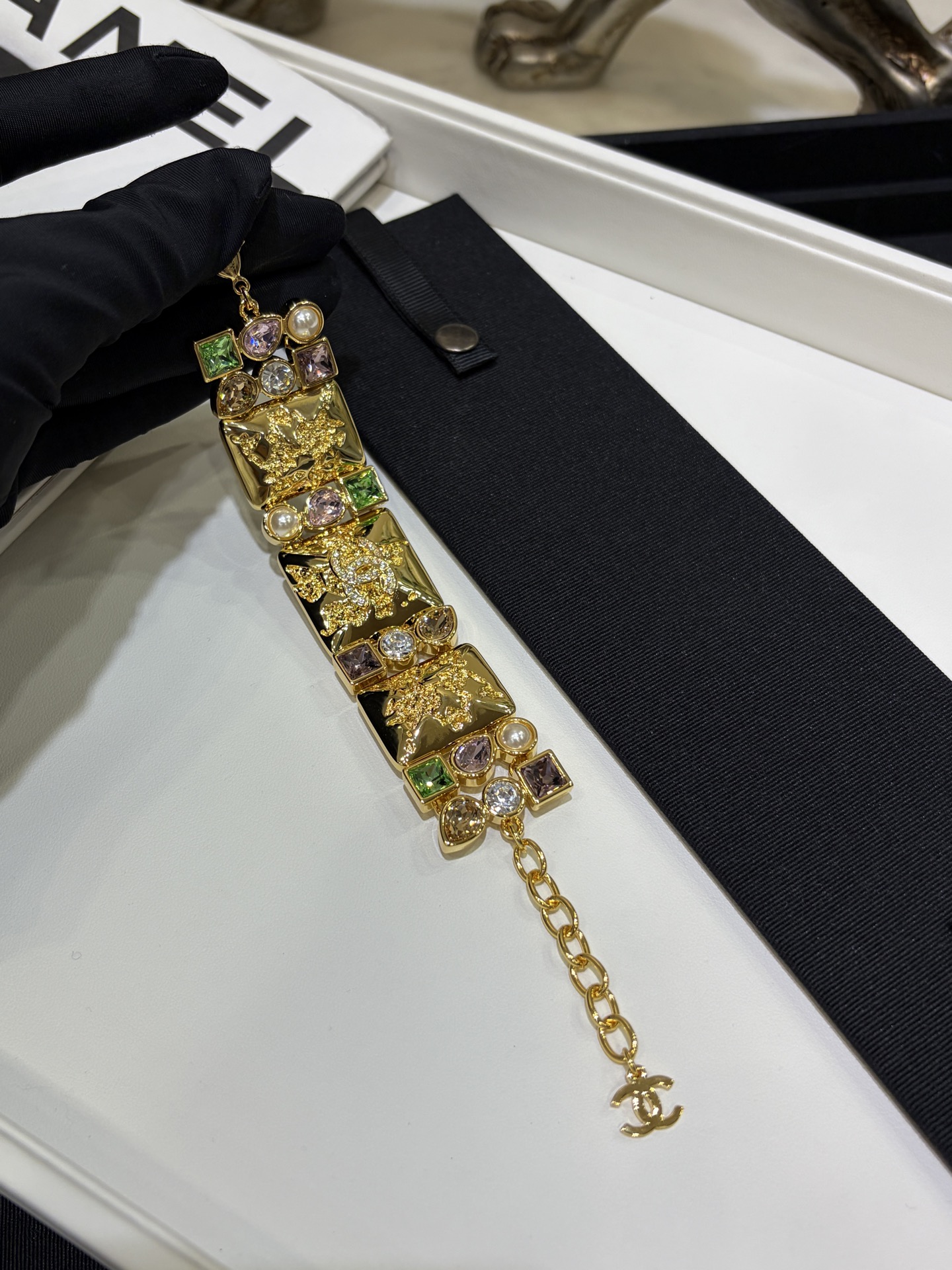 NO:714395,Today's new heavy-duty colored diamond bracelet * 26C new gold double C colored gemstone pearl wide version bracelet, rich broken gold colored irregular gemstones, very noble color matching, super easy to wear, very beautiful and high-profile, just like the visual sense of high-grade colored gemstones, yb-like brass material, custom crystal, bracelet, Cartier high-end jewelry19860909今日新品重工彩钻手链 * 26C新款金色双C彩色宝石珍珠宽版手链 富贵碎金子彩色不规则宝石 好贵气的配色随便一戴超级好出片 美得很高调 完全就是高珠彩宝的即视感 yb一样黄铜材质 定制水晶,,bracelet,卡迪亚高端饰品,Jewelry