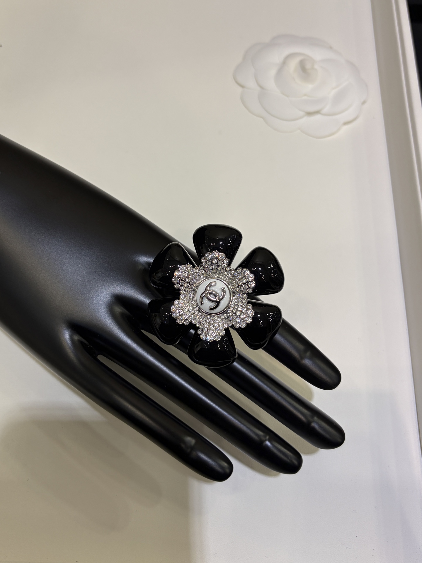 NO:714392,88260, today's new heavy industry ring * 26C new silver double C with diamonds and black enamel flower ring. An oversized flower is worn on the finger. It is cool and very personal. The black and silver color is too high-end and can't be taken away. Sisters who like exaggerated styles must buy it. Very design sense. Size US 6-7-8, corresponding to S-M-L. yb-like brass material. Customized crystal. Enamel craftsmanship. Ring. Cartier high-end jewelry.1986090988260,今日新品重工戒指 * 26C新款银色双C带钻黑色珐琅花朵戒指 超大一朵花戴在指间 酷酷的非常个性 黑银配色太高级了完全挪不开眼 喜欢夸张款式的姐妹必买 非常有设计感 尺码size美码6-7-8,对应S-M-L yb一样黄铜材质 定制水晶 珐琅工艺,,ring,卡迪亚高端饰品,Jewelry
