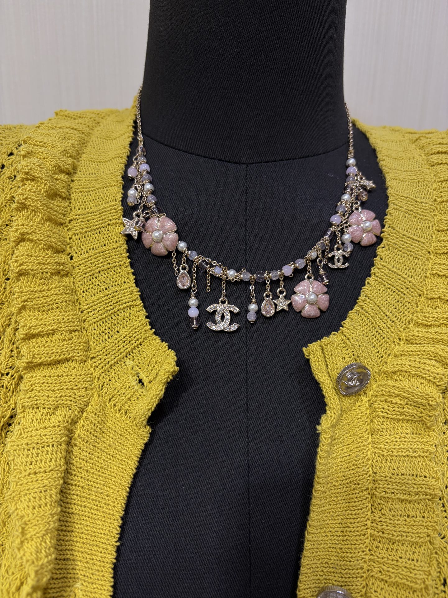 NO:741574,Arrival today Tassel Necklace * 26C Early Spring New Light Gold Double C Pink Flower Pearl Tassel Necklace Pink enamel camellia with fine sparkle girly feeling The multi-accessory tassel design is too heavy and delicate. The pink and purple beads are beautiful and fairy. It looks great when worn on the body. The same brass material as yb. Enamel craftsmanship. Customized crystal. Necklace with packaging box. Top version, necklace, Cartier high-end jewelry.19860909今日到货 流苏项链 * 26C早春新款浅金色双C粉色花朵珍珠流苏项链 粉色珐琅山茶花带着细闪少女感满满 多配件流苏设计太重工太精致啦 粉紫色串珠又美又仙 佩戴上身超级好看 yb一样黄铜材质 珐琅工艺 定制水晶 项链带包装盒 顶级版本,,necklace,卡迪亚高端饰品,Jewelry