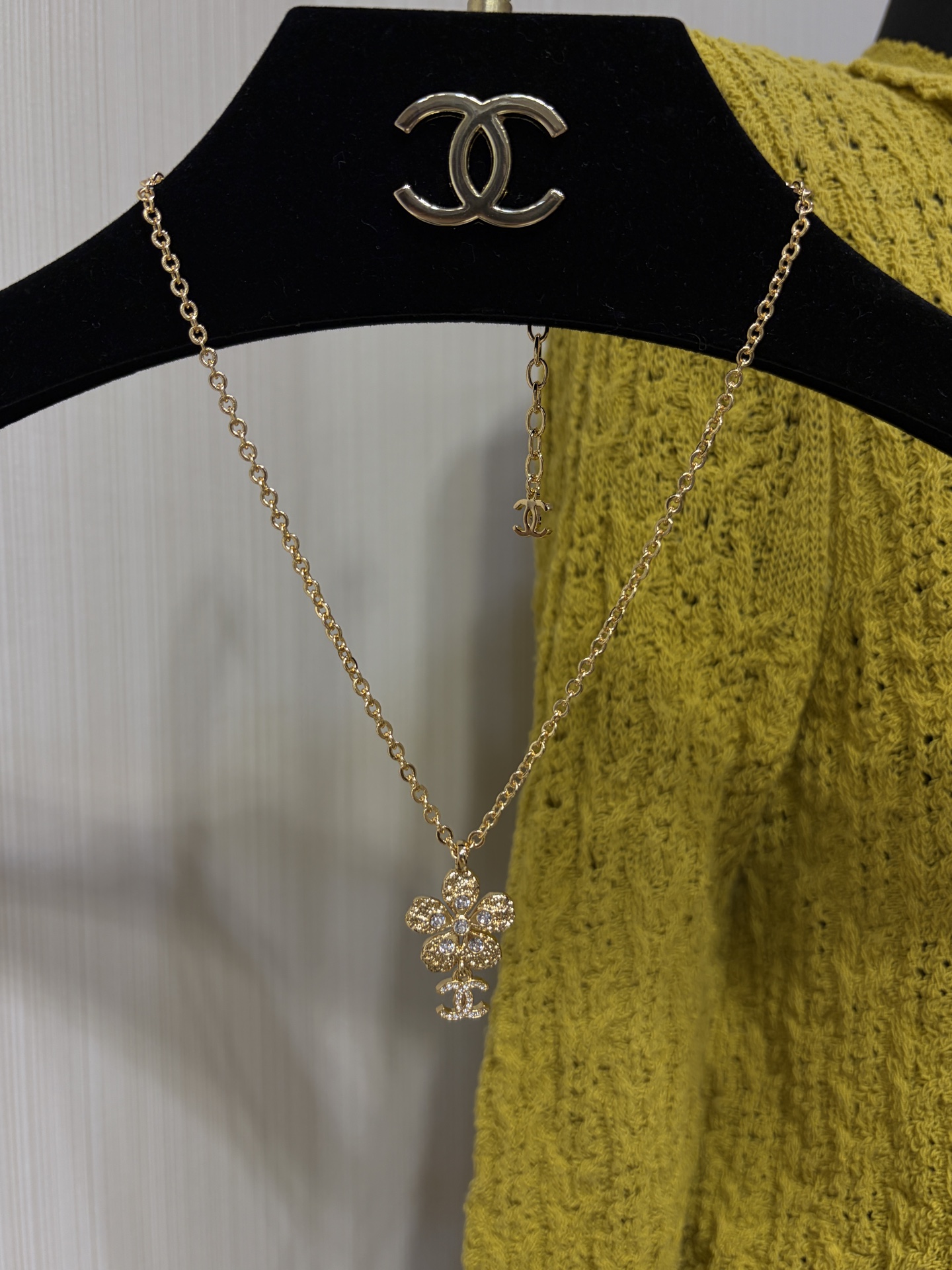 NO:720323,88180, new product purchase today yb * 26C early spring new rich gold flower full of diamonds double C necklace. The rich gold flower made of lava is really beautiful. It is very eye-catching when worn on the upper body. The luster is amazing. The noble and elegant beauty with thick face is instantly visible. The same brass material as yb. Swarovski crystal. Lava craft. Necklace with picture box. Human wealth flower, necklace, Cartier high-end jewelry.1986090988180,今日新品购入yb * 26C早春新款富贵金花满钻双c项链 熔岩工艺富贵金花真的太漂亮啦 佩戴上身很吸睛 光泽感绝了 贵气优雅的浓颜大美女即视感 yb一样黄铜材质 施华洛水晶 熔岩工艺 项链带图片包装盒 人间富贵花,,necklace,卡迪亚高端饰品,Jewelry