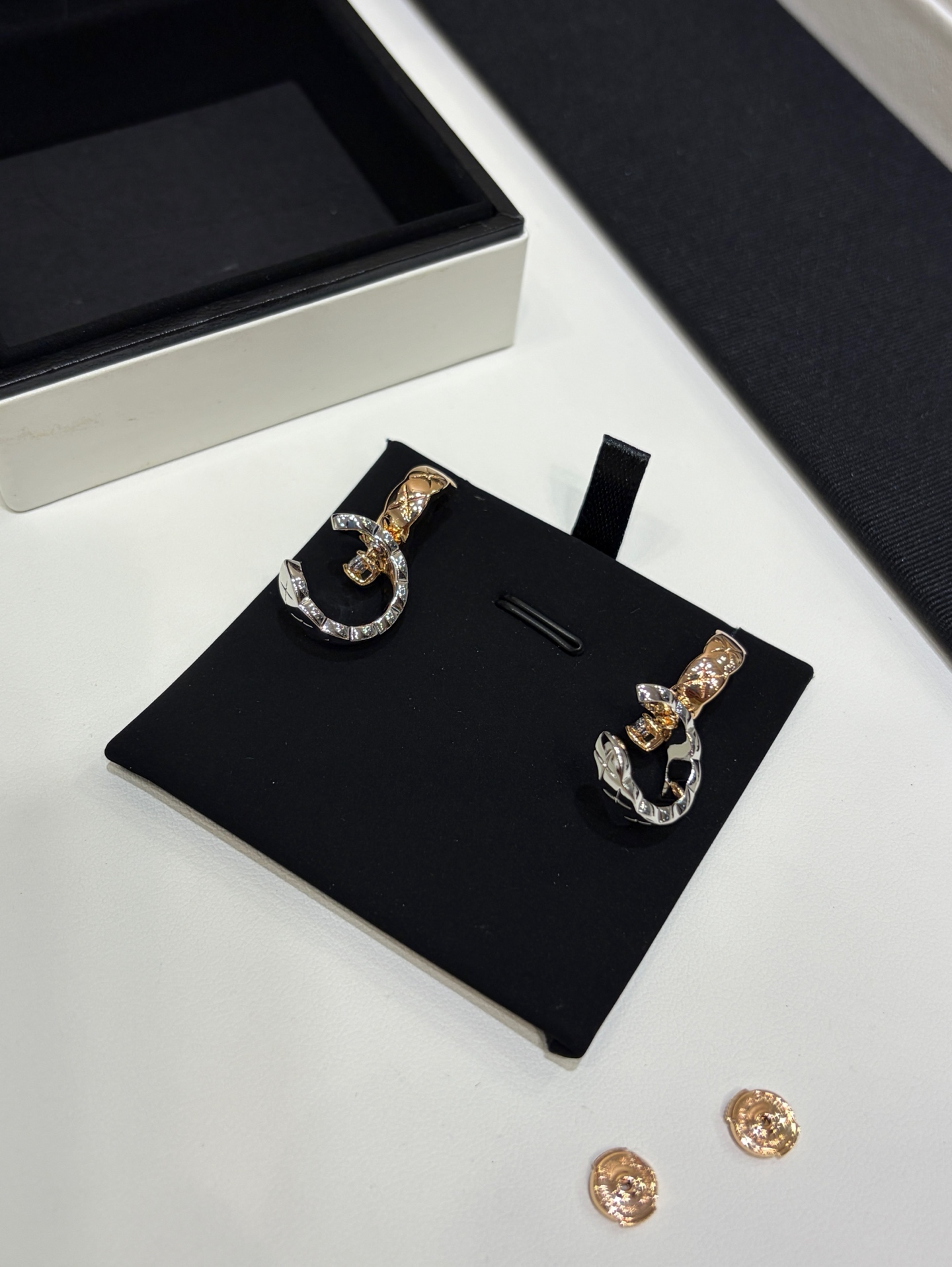 NO:754790,Special offer 88260 Color matching design arrived today New coco crush rhombus pattern circle earrings with diamonds Gold and silver contrasting rhombus pattern semi-circle ring with rotatable design is very smart A small diamond is embellished at the joint, which is bright and charming High-end jewelry series flying saucer earplates are very textured zk real gold and real diamonds Customized brass plated thick gold zircon Earrings stud earrings with jewelry box packaging, earrings, Cardia high-end jewelry19860909特惠88260 今日到货拼色设计 新款coco crush菱格纹圆圈带钻耳环 金银撞色菱格纹半圆环可旋转设计很灵动 衔接处点缀一颗小钻石璀璨又迷人 高级珠宝系列飞碟耳盘很有质感 zk真金真钻 定制黄铜镀厚金锆石 耳钉耳圈带珠宝盒包装,,earrings,卡迪亚高端饰品,Jewelry