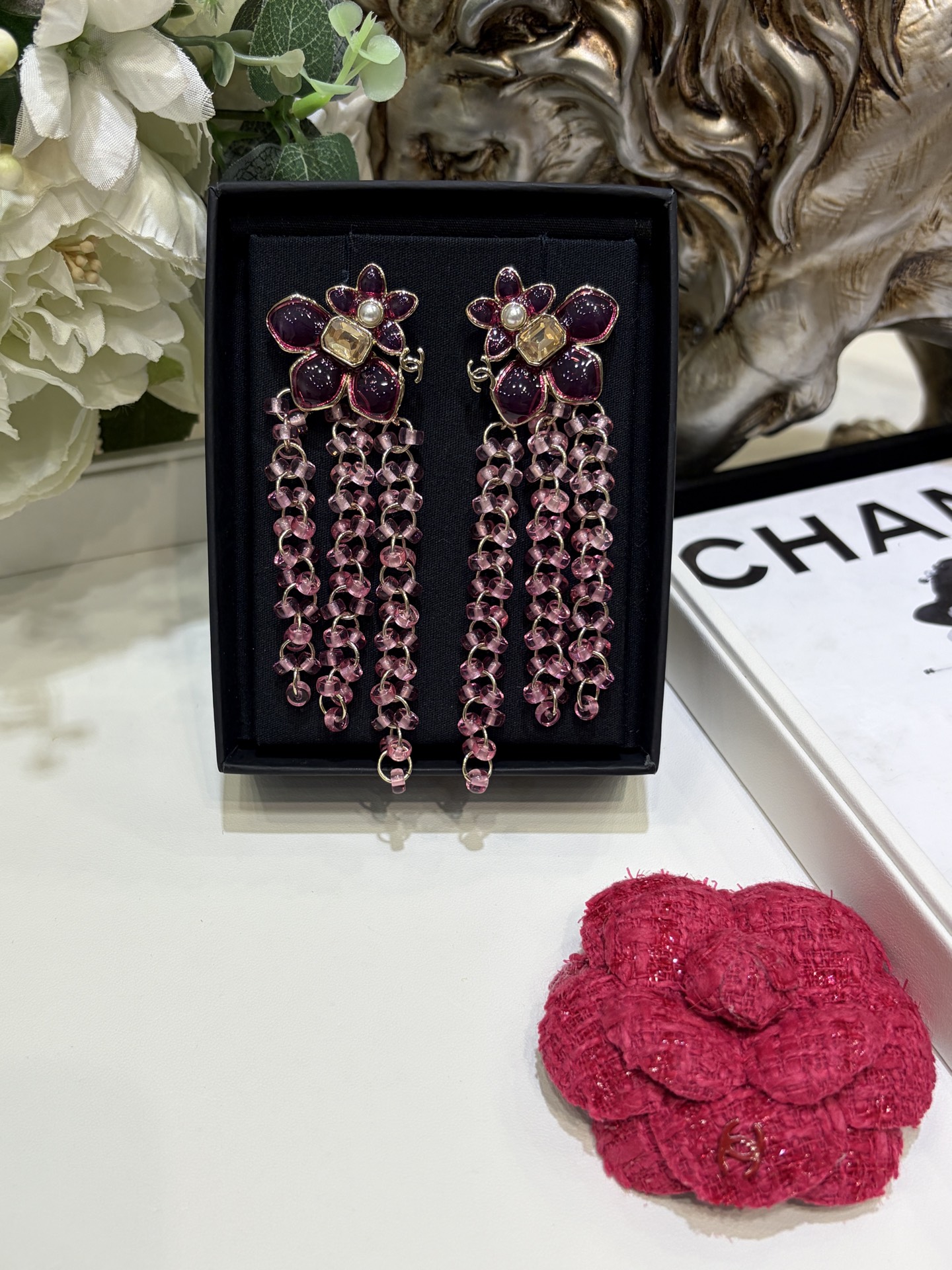 NO:720572,88280 Today's new arrival, the most beautiful fairy model * 26C new double C pink and purple flower beaded tassel earrings. The flower waterfall tassel is too heavy-duty. Really beautiful. A stunning beauty. The pink purple crystal is so smart. It feels like the breath of spring is coming. Full of design. yb-like brass material. Customized resin crystal. Earrings with packaging box, earrings, Cardia high-end jewelry.1986090988280今日新品绝美仙女款 * 26C新款双C粉紫色花朵串珠流苏耳环 花朵瀑布流苏太重工啦 真的巨漂亮 一眼惊艳的美貌 粉紫色水晶太灵动啦 仿佛春天气息扑面而来设计感满满 yb一样黄铜材质 定制树脂水晶 耳钉带包装盒,,earrings,卡迪亚高端饰品,Jewelry