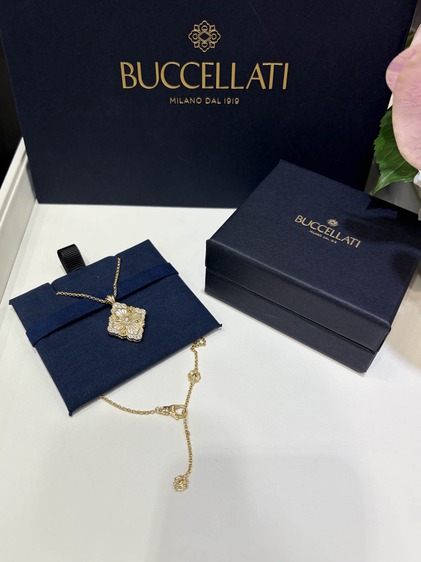 NO:720300,88240, today’s new white shell Buccellati Opera medium white shell gold necklace. The old money style jewelry from Italy is so elegant. It can be worn on both sides. One side has diamonds. Retro extravagance and super beautiful. ZK real gold and real diamonds. Enamel craftsmanship. Customized brass gold plating inlaid with zircon. Enamel craftsmanship, necklace, gold plating, Cartier high-end jewelry.1986090988240,今日新品白贝壳 布契拉提Opera 中号白贝壳金色项链 来自意大利的老钱风珠宝太优雅了 双面可佩戴 一面带钻 复古贵气超级美丽 zk真金真钻 珐琅工艺 定制黄铜镀金镶嵌锆石 珐琅工艺,,necklace,gold plating,卡迪亚高端饰品,Jewelry