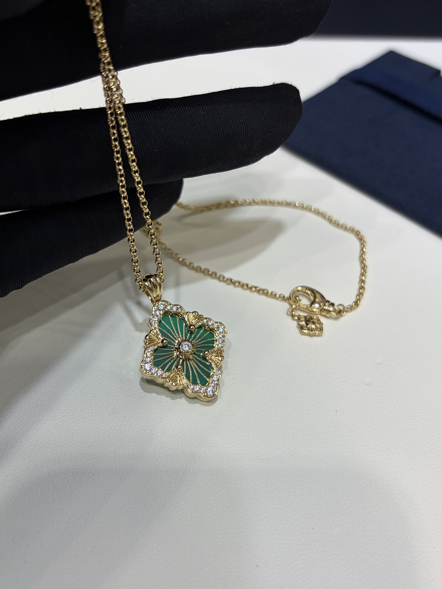 NO:754795,88260 arrived today in green Buccellati Opera medium green enamel gold necklace. The old money style jewelry from Italy is so elegant. It can be worn on both sides, with diamonds on one side. Retro extravagance and super beautiful. ZK real gold and real diamonds. Enamel craftsmanship. Customized brass gold plating inlaid with zircon. Enamel craftsmanship, necklace, gold plating, Cartier high-end jewelry.1986090988260 今日到货绿色 布契拉提Opera 中号绿色珐琅金色项链 来自意大利的老钱风珠宝太优雅了 双面可佩戴 一面带钻 复古贵气超级美丽 zk真金真钻 珐琅工艺 定制黄铜镀金镶嵌锆石 珐琅工艺,,necklace,gold plating,卡迪亚高端饰品,Jewelry