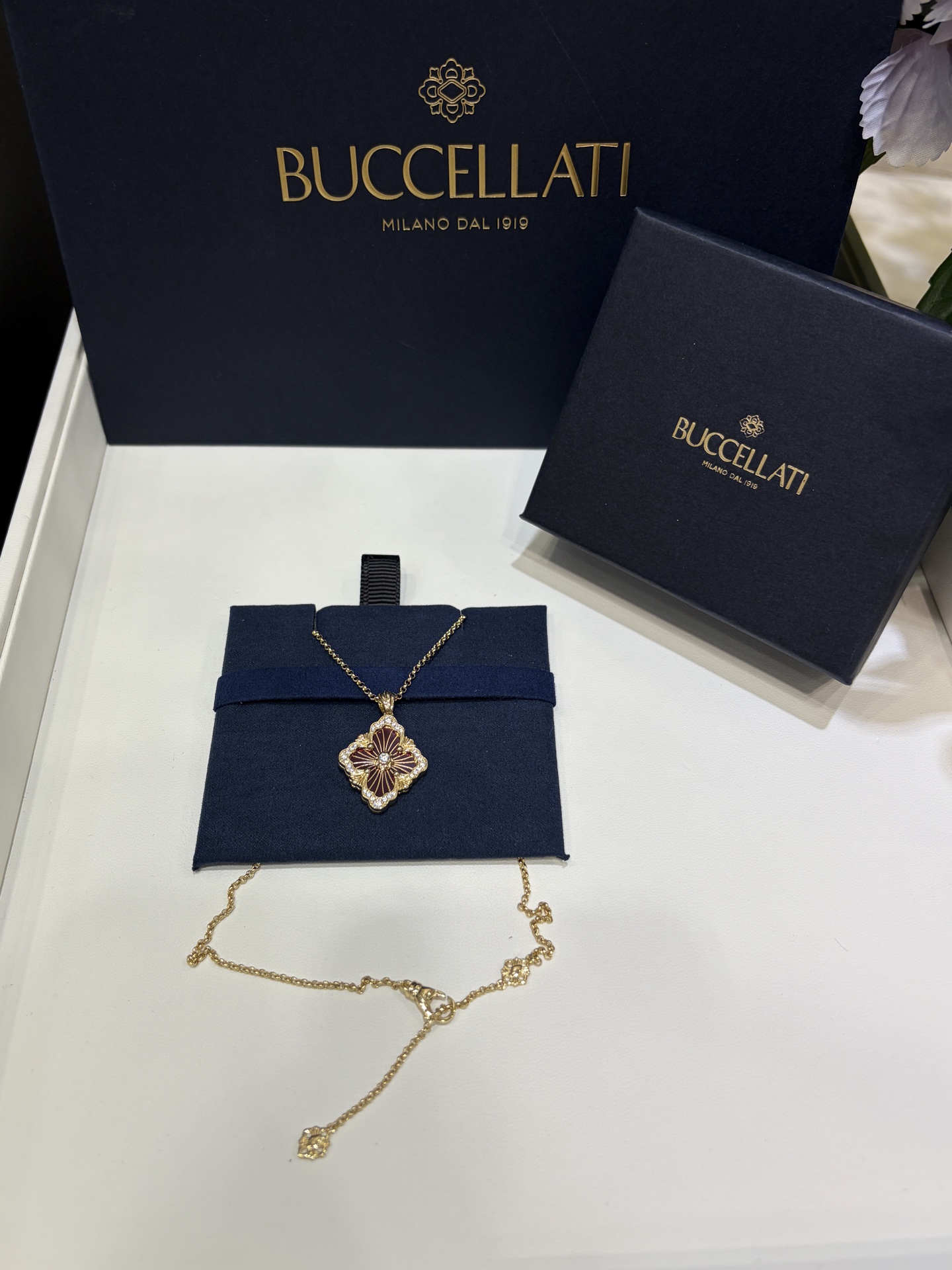 NO:754793,88260 arrived today in red Buccellati Opera medium red enamel gold necklace. The old money style jewelry from Italy is so elegant. It can be worn on both sides, with diamonds on one side. Retro extravagance and super beautiful. ZK real gold and real diamonds. Enamel craftsmanship. Customized brass gold plating inlaid with zircon. Enamel craftsmanship, necklace, gold plating, Cartier high-end jewelry.1986090988260 今日到货红色 布契拉提Opera 中号红色珐琅金色项链 来自意大利的老钱风珠宝太优雅了 双面可佩戴 一面带钻 复古贵气超级美丽 zk真金真钻 珐琅工艺 定制黄铜镀金镶嵌锆石 珐琅工艺,,necklace,gold plating,卡迪亚高端饰品,Jewelry