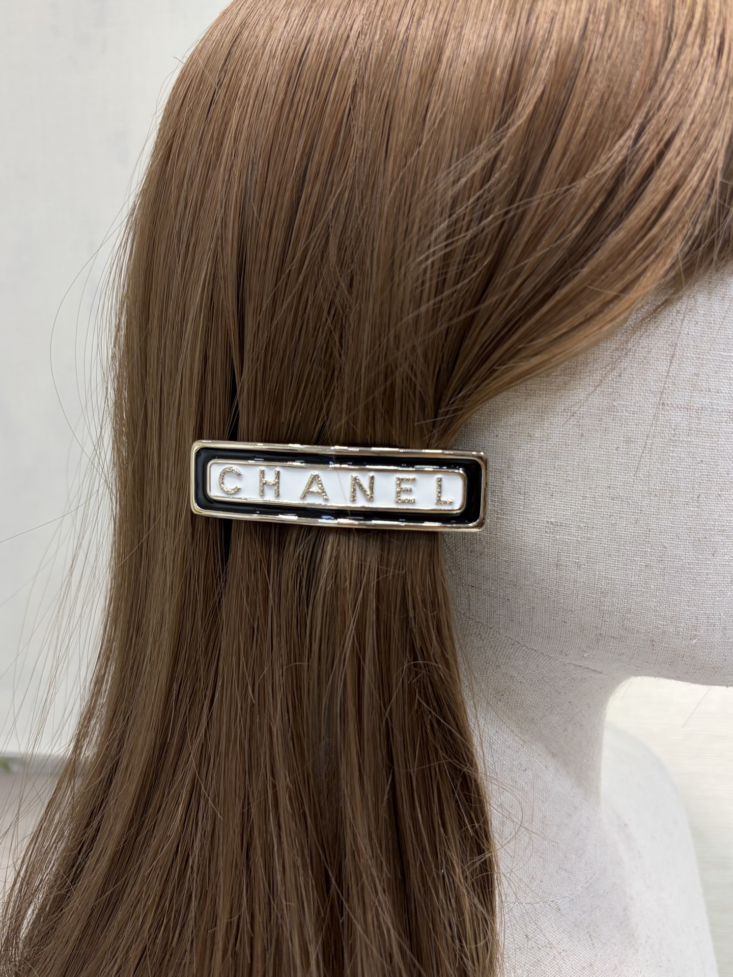 NO:720582,88200 Today’s new hairpins 26C new black and white enamel letter square spring clip hairpins The black and white enamel color is very attractive and suitable for all hair colors. The design with light gold letters is highly recognizable. You can’t go wrong with your eyes closed. Bai Fumei’s daily temperament standard. Z version customization. Consistent brass material. Enamel craftsmanship. Hairpins with picture packaging box, hairpins, Cartier high-end jewelry.1986090988200今日新品发夹 26C新款黑白珐琅字母方形弹簧夹发夹 黑白珐琅配色很耐看各种发色都适合 搭配浅金色字母设计极具辨识度 闭眼入不出错 白富美日常气质标配 z版定制 一致黄铜材质 珐琅工艺 发夹带图片包装盒,,hairpins,卡迪亚高端饰品,Jewelry