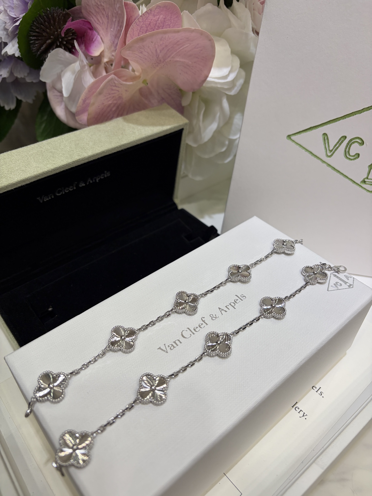 NO:721112,88350, Today’s new product & white gold laser four-leaf clover five-flower bracelet. The silver laser pattern is super sparkling. The real thing is so beautiful that I cried. She has the temperament of a cold heroine. A treasure that you can’t bear to take off when you put it on. zk real gold, customized v gold, bracelet, Cartier high-end jewelry1986090988350,今日新品  & 白金色镭射四叶草五花手链 银色镭射花纹超级无敌闪 实物美哭了 高冷大女主气质 戴上就舍不得摘下来的宝 zk真金,定制v金,,bracelet,卡迪亚高端饰品,Jewelry