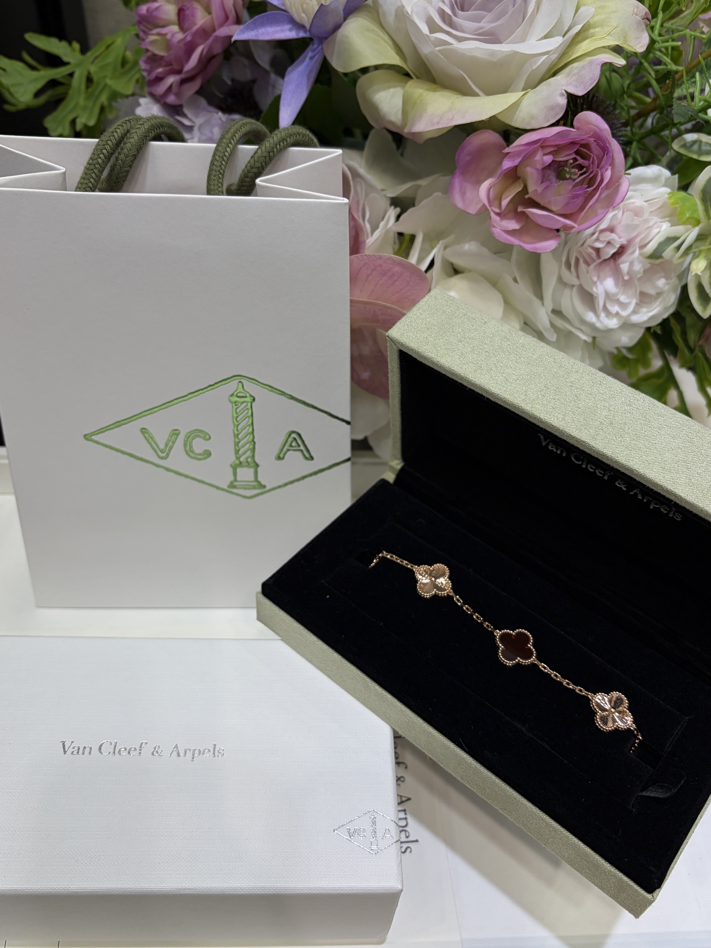 NO:721105,88320, Today’s new product & new red agate laser four-leaf clover rose gold five-flower bracelet Wear five flowers!  Money to spend!  Red agate is booming in the New Year. The more you look at it, the more flavorful it becomes. It is really versatile when worn. It is cool and fashionable when worn stacked. It can be worn by both men and women. zk real gold red agate, customized v gold red agate, bracelet, Cartier high-end jewelry1986090988320,今日新品  & 新款红玛瑙镭射四叶草玫瑰金色五花手链 戴五花！有钱花！红玛瑙新年红红火火 越看越有味道 戴上手真的非常百搭 叠戴更是又酷又时髦男女都可以佩戴 zk真金红玛瑙,定制v金红玛瑙,,bracelet,卡迪亚高端饰品,Jewelry