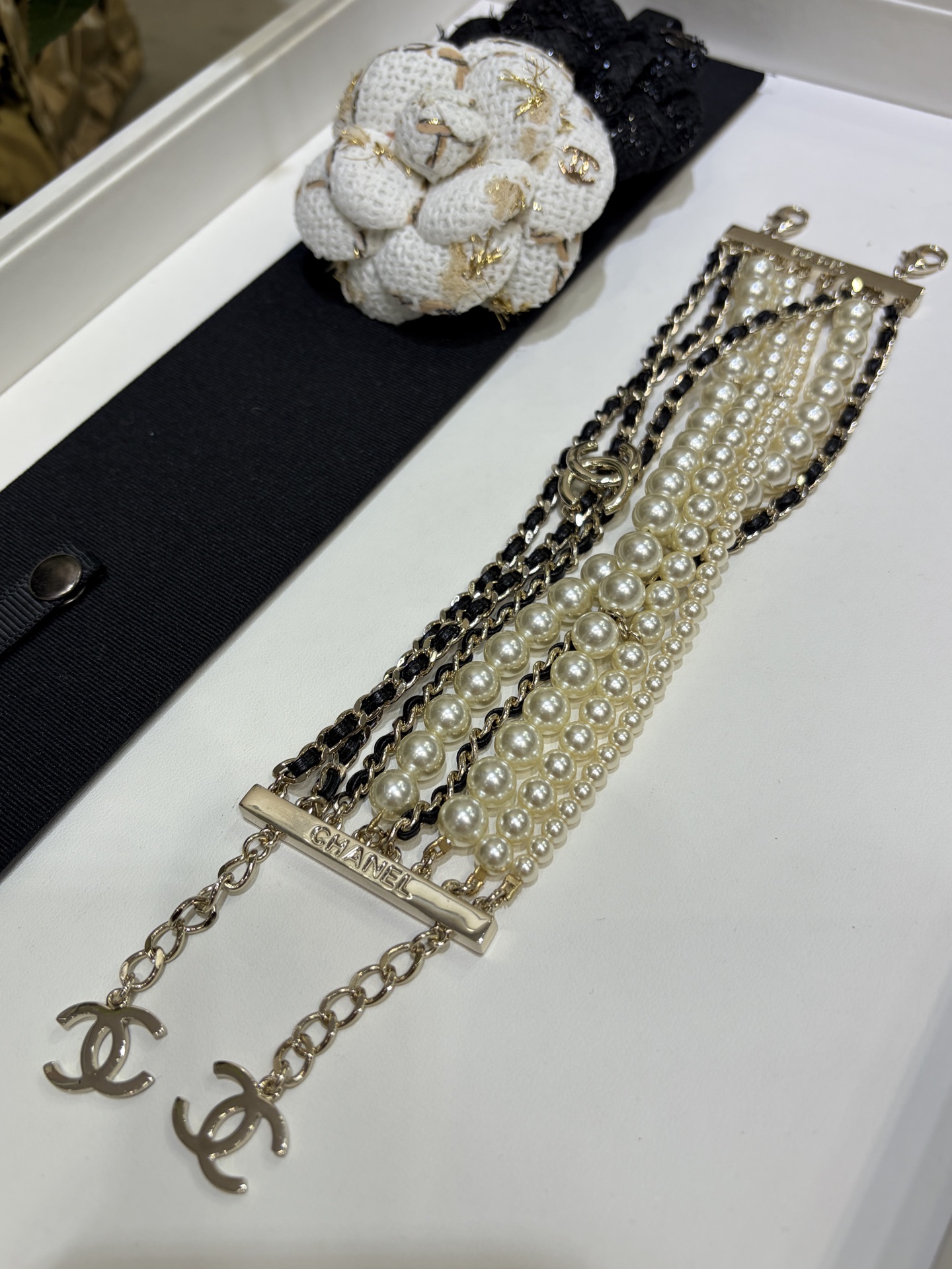 NO:720517,88350, today’s new bracelet, 25K new gold double C leather chain pearl twist bracelet, leather chain pearl intertwined multi-layer twist chain shape, a total of eight layers of chain, too heavy work, rich lady’s favorite, very retro vintage taste, very stylish to wear, yb-like brass material, lambskin, custom pearls, bracelet, sheepskin, Cartier high-end jewelry1986090988350,今日新品手链 25K新款金色双C皮穿链珍珠麻花手链 皮穿链珍珠交缠的多层麻花链条造型 一共八层链条 太重工啦 富婆姐姐最爱 很有复古vintage味道 佩戴上手很大气 yb一样黄铜材质 小羊皮 定制珍珠,,bracelet,sheepskin,卡迪亚高端饰品,Jewelry