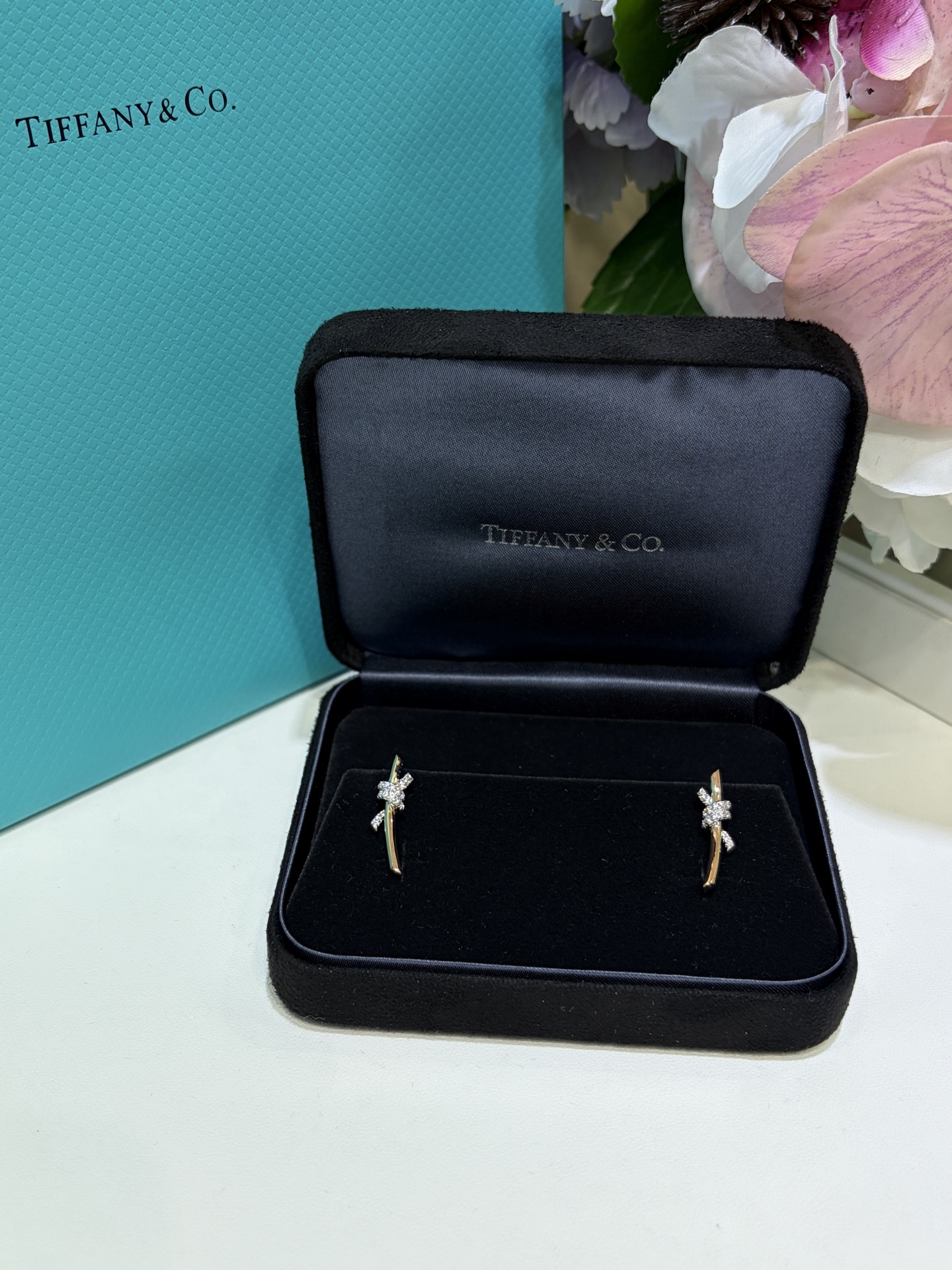 NO:765752,88250, Earrings arrived today. New Knot series diamond rope knotted color-blocked Ruyi Knot earrings. Rose gold1986090988250,今日到货耳钉 新款Knot系列镶钻绳结拼色如意结耳钉 玫瑰金色x银色的撞色设计时尚大方 勾勒如意结线条 随性又灵动气质 飞碟耳堵,刻字清晰 质感太好了 zk真金真钻,定制精工黄铜镀金镶嵌锆石,,gold plating,卡迪亚高端饰品,Jewelry