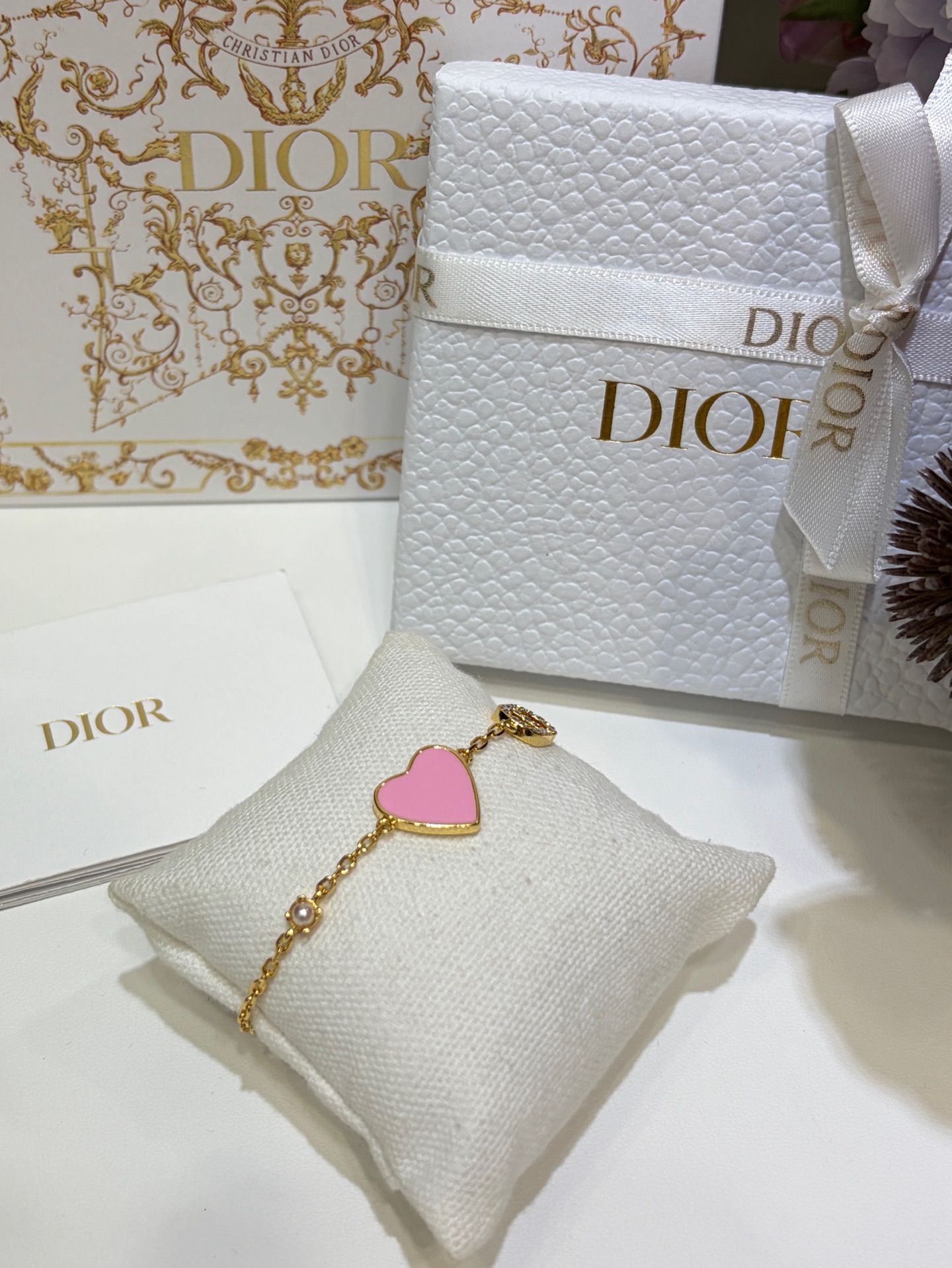 NO:754750,Bracelet hot style * 26 early spring new pink enamel love gold full diamond CD bracelet. Girly cherry blossom pink love classic CD. It is completely a sweetheart princess. It is super beautiful to use. Brass material like yb, Swarovski crystal, enamel craftsmanship, top version, bracelet, Cartier high-end jewelry19860909手链 爆款 * 26年早春新款粉色珐琅爱心金色满钻CD手链 少女感十足的樱花粉色爱心经典CD 完全就是甜心公主单品上手超好看 yb一样黄铜材质 施华洛水晶 珐琅工艺 顶级版本,,bracelet,卡迪亚高端饰品,Jewelry