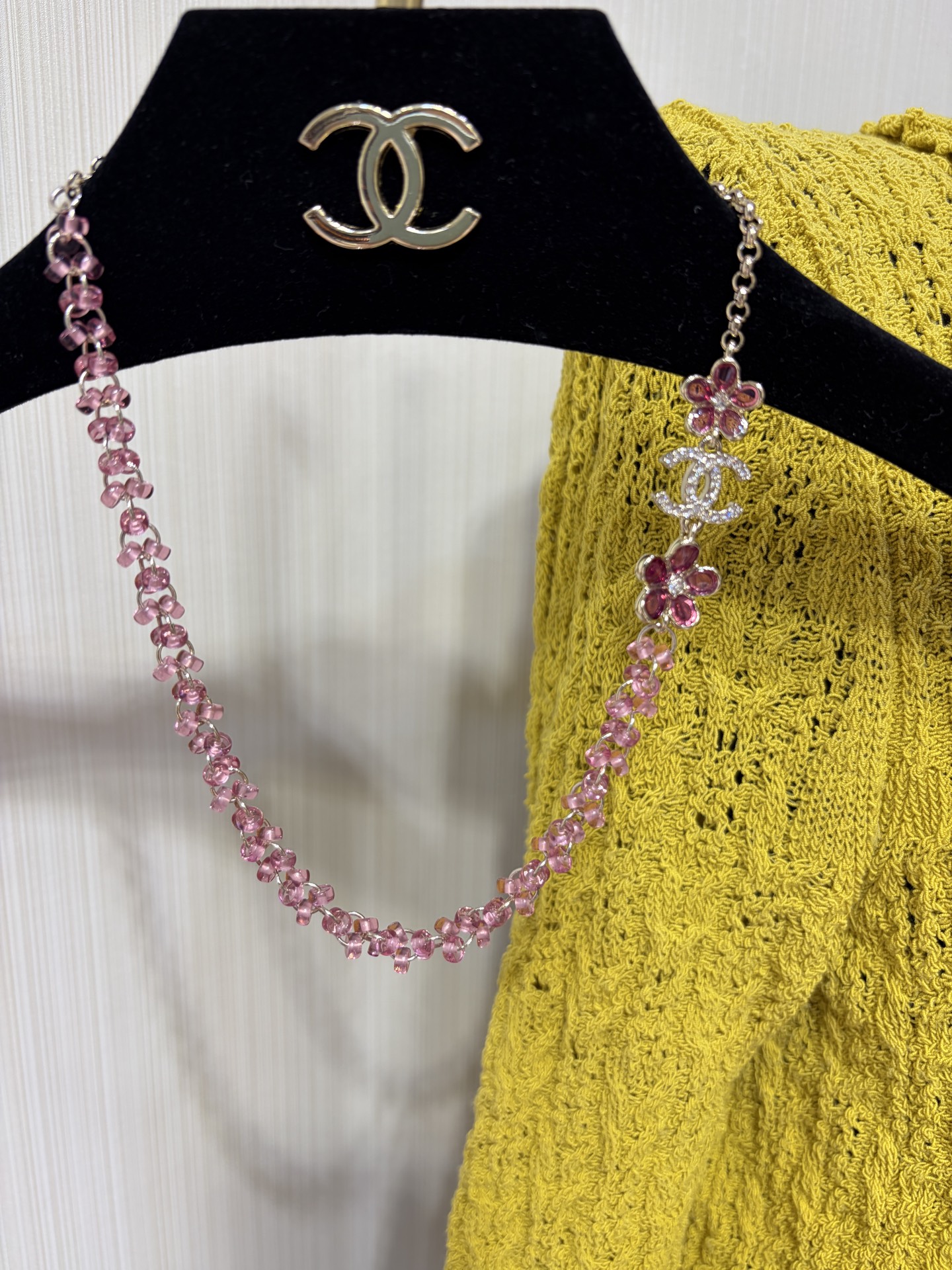 NO:720965,Today's new fairy necklace * 26C new double C pink acrylic flower beaded necklace, cherry blossom pink flower beads, watery and beautiful, light gold full of diamonds, double C embellishment on the side of the chain, very smart and cute, so beautiful and stunning, as if the breath of spring is coming. yb-like brass material, custom resin, custom crystal, necklace, Cartier high-end jewelry19860909今日新品仙女项链 * 26C新款双C粉色亚克力花朵串珠项链 樱花粉色花朵珠子 水灵灵的简直美到不行 浅金色满钻双C点缀链身侧边 很灵动可爱 太漂亮太惊艳了仿佛春天气息扑面而来 yb一样黄铜材质 定制树脂 定制水晶,,necklace,卡迪亚高端饰品,Jewelry