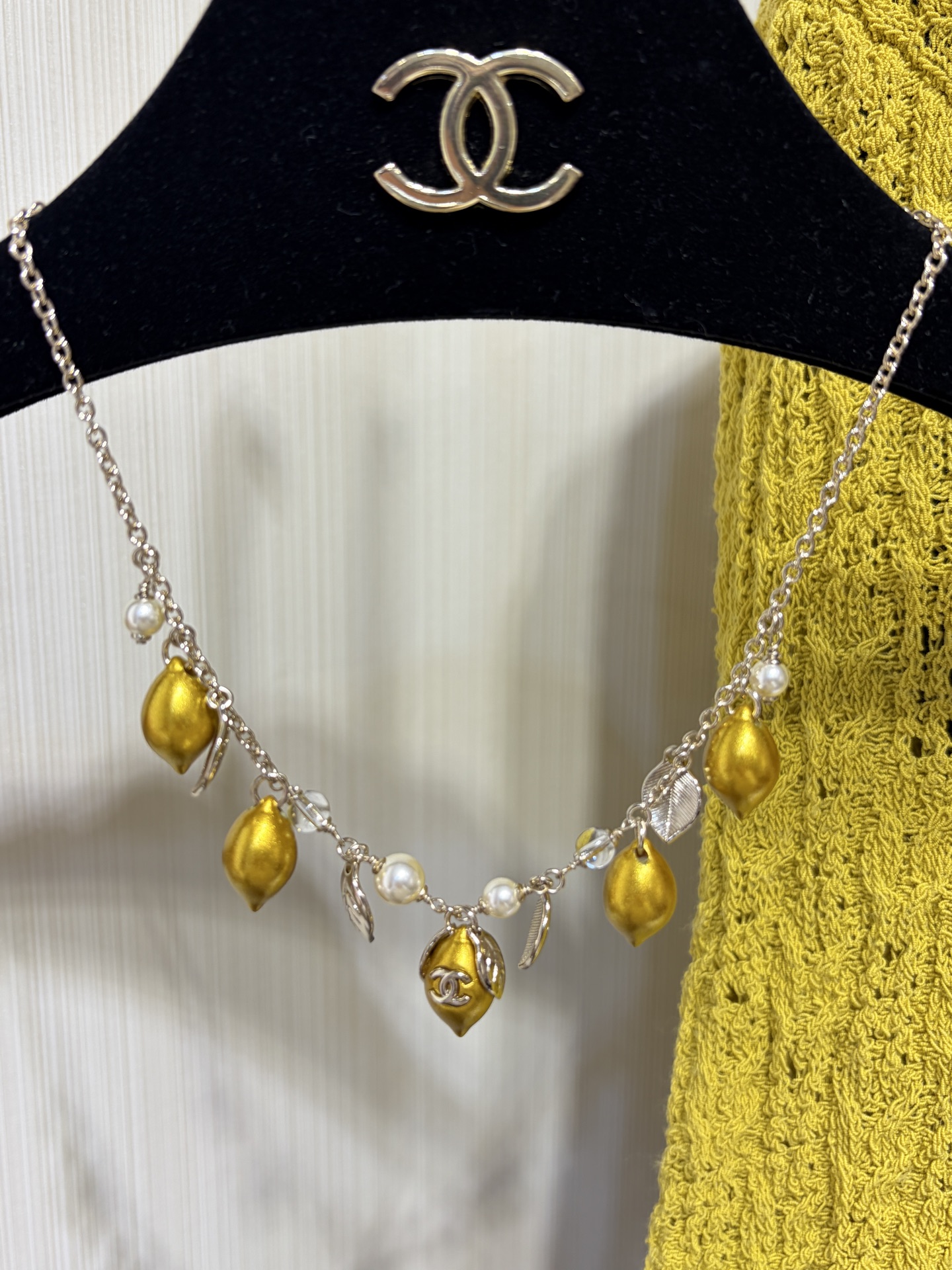 NO:754759,88250, today’s new product is very suitable for vacation. 26C new double C golden lemon necklace. A string of lemons + leaves + small pearls. The design is really interesting and very suitable for vacation. Wearing it on the upper body makes people feel very refreshing and noble. The same brass material as yb. Acrylic, necklace, Cartier high-end jewelry1986090988250,今日新品好适合度假 26C新款双C金色柠檬项链 一串柠檬+叶子+小珍珠的搭配 设计真的有趣又特别好适合度假 佩戴上身给人感觉很清爽很贵气 yb一样黄铜材质 亚克力,,necklace,卡迪亚高端饰品,Jewelry