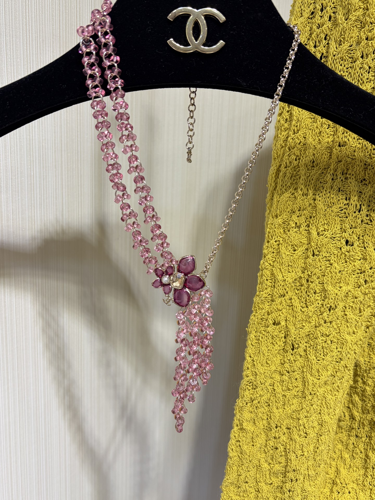 NO:720972,Today’s new products are beautiful fairy models * 26C new double C pink beaded asymmetrical flower necklace. The asymmetrical chain design with flower tassels is really beautiful. Stunning beauty at a glance. The pink crystal is very age-reducing and cute. The breath of spring is coming. The noble temperament is completely irresistible. The same brass material as yb. Customized resin, necklace, Cartier high-end jewelry19860909今日新品绝美仙女款 * 26C新款双C粉色串珠不对称花朵项链 不对称链条设计花朵流苏真的巨好看 一眼惊艳的美貌 粉色水晶很减龄可爱 春天气息扑面而来 高贵气质完全无法拒绝 yb一样黄铜材质 定制树脂,,necklace,卡迪亚高端饰品,Jewelry